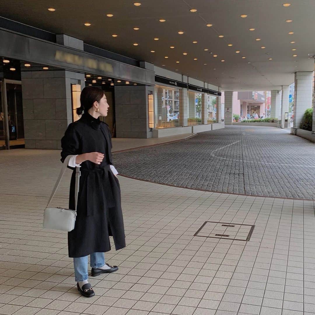 のインスタグラム：「昨日のコーデ☺️ 打ち合わせがありちょろっとお出かけしたので🏃‍♂️ . 少しずつトレンチの気候と なって参りました😉🍂 . . . . . . . . . . #YONFA#gucci#upperhights#hauntdaikanyama#monotone#style#outfit#simple#コーデ#ヨンファ#アッパーハイツ#ハウント代官山#モノトーン好き#トレンチコート#モードカジュアル#モノトーンコーデ#シンプルコーデ#モノトーン好き#大人コーデ#大人スタイル#大人カジュアル#アウター#153cm#30代コーデ#30代ファッション」