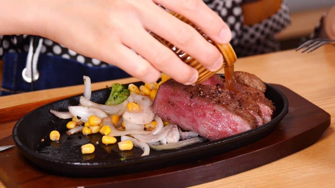 ロシアン佐藤のインスタグラム：「昨日の動画で食べたサーロインステーキ！ まっじで、最強に贅沢でした！ おでんずちゃん、SGGKさんありがとうございます、 私は肉汁に溺れることが出来ました🤲🏻  いろんな食べ方したけど、3つ紹介します〜〜！  その１：ステーキタレ！ プロフィール欄にYouTubeチャンネルのリンクがあるけん、 動画そこからみってね〜☺  #ロシアン佐藤 #おなかがすいたらモンスター #おうちでマジサーロイン #大食い女子   #お取り寄せ #黒毛和牛 #サーロインステーキ 最高でした。 #焼肉 #肉 #ステーキ #🍖  #飯テロ #肉テロ #肉スタグラム #にくすたぐらむ #おいしいもの #japaneats #クッキングラム #美味しい #おうちごはん #おうち時間 #yummy #foodpic」