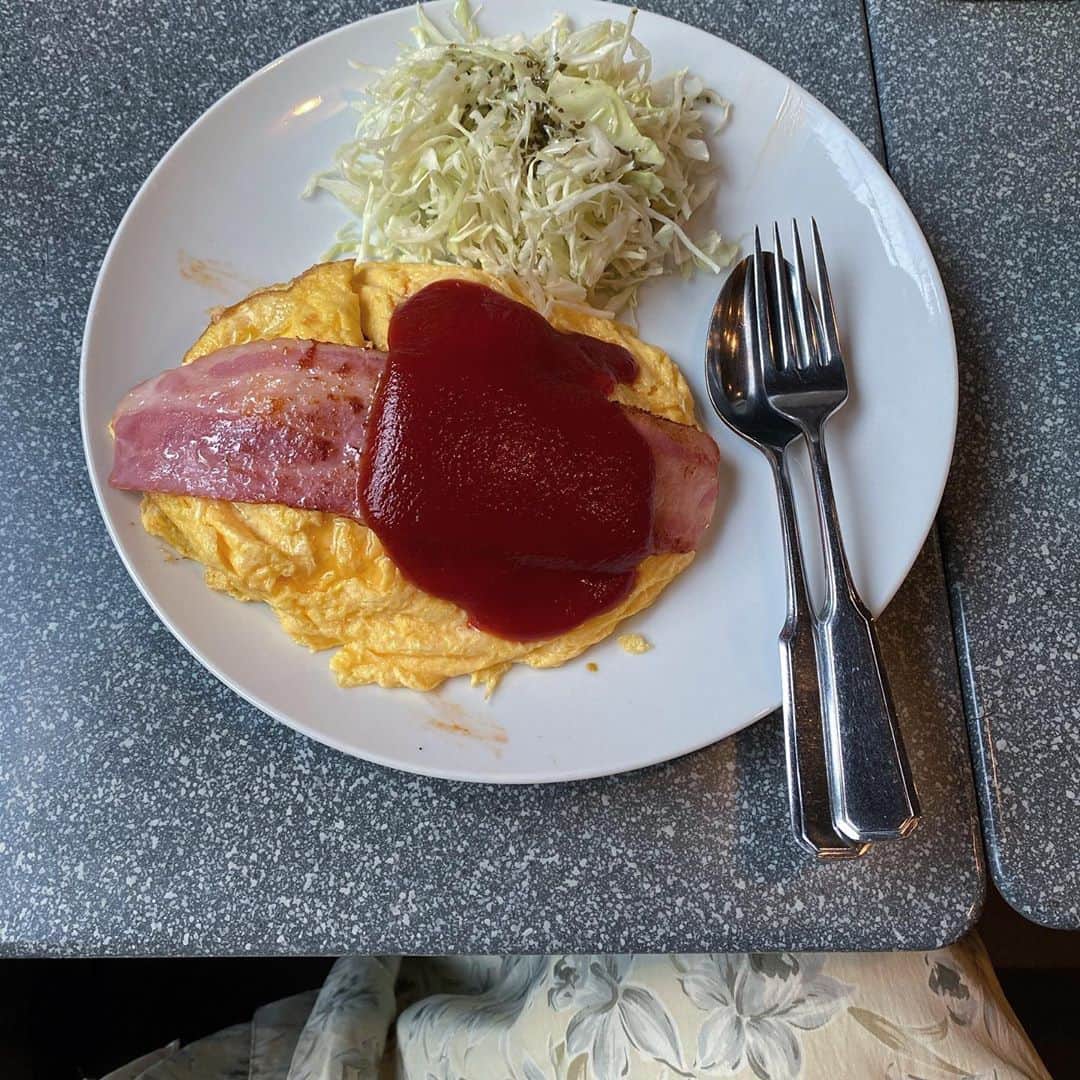 のインスタグラム：「中のライスがドライカレーでほんっと美味しかった🥺🥺お味噌汁もついてたよ最高〜」