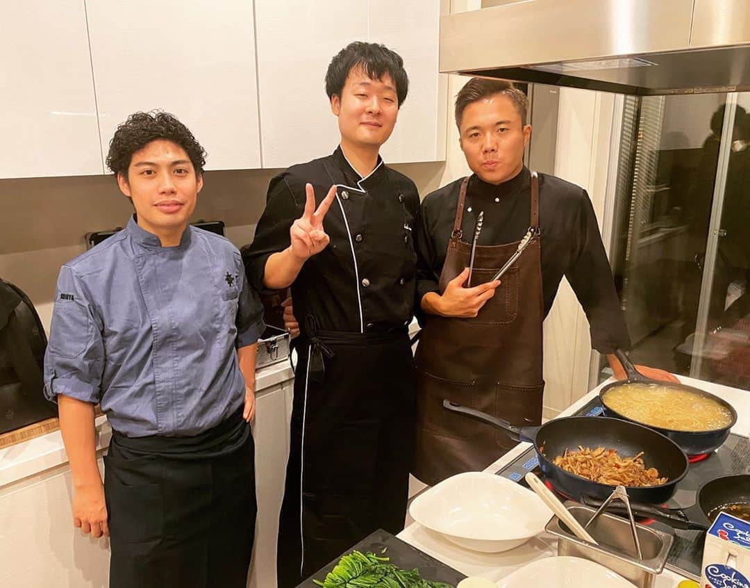 Nazukiさんのインスタグラム写真 - (NazukiInstagram)「🎉ℝ𝕖𝕟 𝟛𝕪𝕖𝕒𝕣𝕤 𝕠𝕝𝕕 𝔹𝕚𝕣𝕥𝕙𝕕𝕒𝕪 ℙ𝕒𝕣𝕥𝕪 🎉  2020.9.27  蓮琉3歳誕生日は、 同じ保育園お友達✨ 同じマンションのお友達✨ 招きマンションキッチンスタジオでパーティー🎉🎉  シェフはいつもパーティーでシェフしてくれる、Joel Robuchonで働いていた @koking_chef_official  ✨✨✨✨ そしてフランス料理人 @seino_keita  @shinya.hirooka   ほんとどの料理も美味しくて、 みんな大満足🥰🥰🥰  保育園ママも マンションママもみんな仲良しだし、同世代が多いからほんと楽しい❤️  レンもびっくりしていたけど、 みんなに祝ってもらえて、 親子共々感謝＆幸せです❣️  みんな来てくれてありがと😘  #happybirthday #birthday  #3yearsold #ren #birthdayparty #babyboy #男の子ママ　#シンママ #3歳誕生日　#誕生日パーティ #ママ友」10月5日 20時42分 - nazuki_08