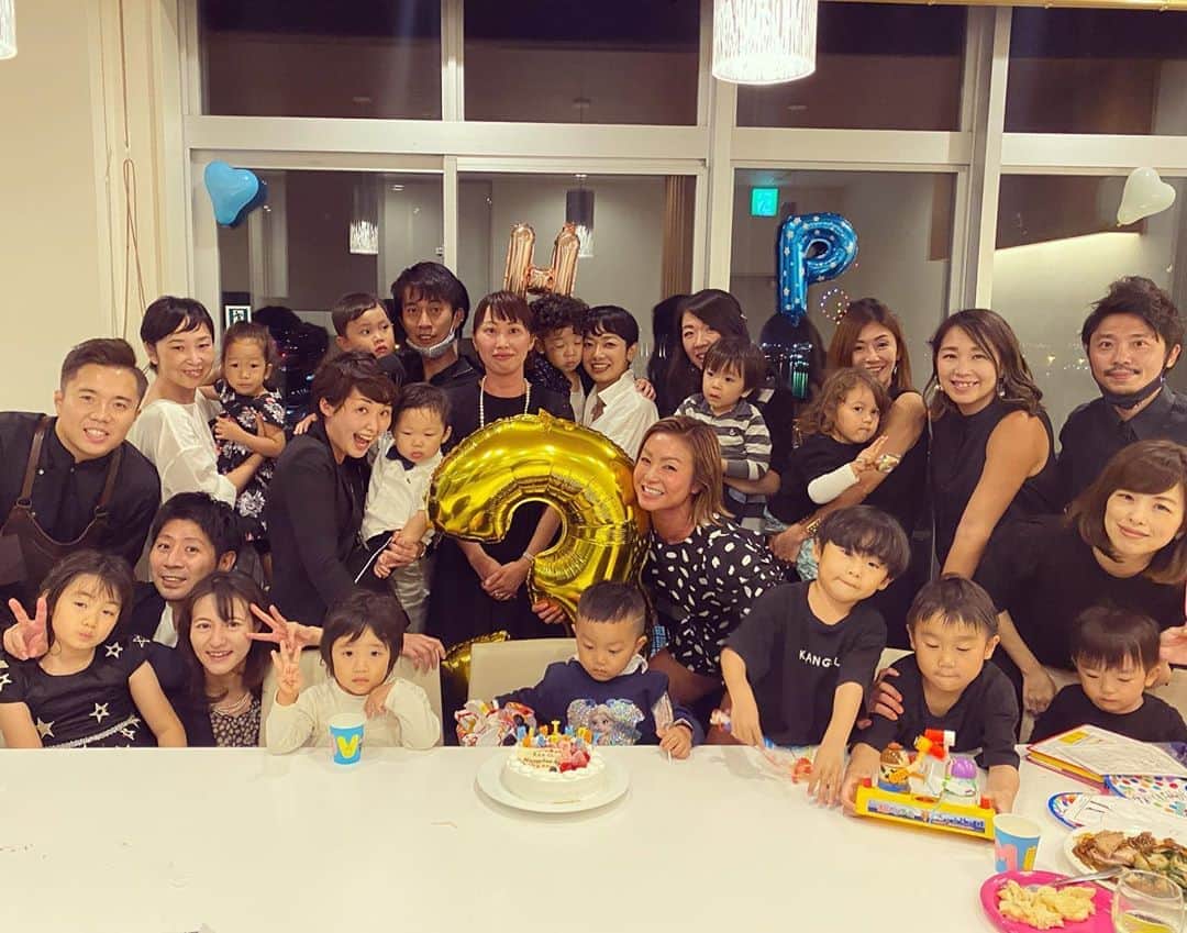 Nazukiのインスタグラム：「🎉ℝ𝕖𝕟 𝟛𝕪𝕖𝕒𝕣𝕤 𝕠𝕝𝕕 𝔹𝕚𝕣𝕥𝕙𝕕𝕒𝕪 ℙ𝕒𝕣𝕥𝕪 🎉  2020.9.27  蓮琉3歳誕生日は、 同じ保育園お友達✨ 同じマンションのお友達✨ 招きマンションキッチンスタジオでパーティー🎉🎉  シェフはいつもパーティーでシェフしてくれる、Joel Robuchonで働いていた @koking_chef_official  ✨✨✨✨ そしてフランス料理人 @seino_keita  @shinya.hirooka   ほんとどの料理も美味しくて、 みんな大満足🥰🥰🥰  保育園ママも マンションママもみんな仲良しだし、同世代が多いからほんと楽しい❤️  レンもびっくりしていたけど、 みんなに祝ってもらえて、 親子共々感謝＆幸せです❣️  みんな来てくれてありがと😘  #happybirthday #birthday  #3yearsold #ren #birthdayparty #babyboy #男の子ママ　#シンママ #3歳誕生日　#誕生日パーティ #ママ友」
