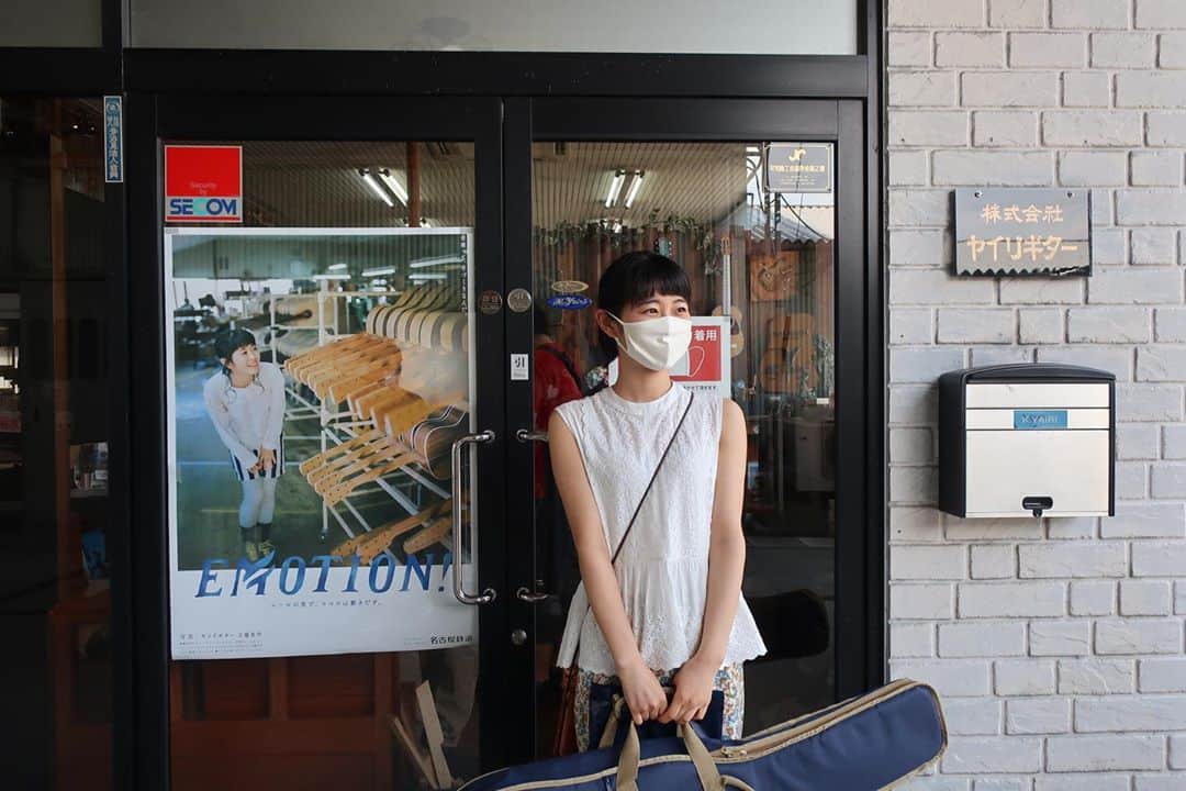 河村花さんのインスタグラム写真 - (河村花Instagram)「. 名鉄のcmでお世話になったヤイリギターさん！ 先日ギターを始めたいと思いまた行かせていただきましたー！  今は練習中です🧏‍♀️ #名鉄emotion  #ヤイリギター  #河村花」10月5日 20時44分 - hana_kawamura