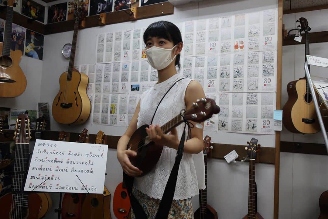 河村花さんのインスタグラム写真 - (河村花Instagram)「. 名鉄のcmでお世話になったヤイリギターさん！ 先日ギターを始めたいと思いまた行かせていただきましたー！  今は練習中です🧏‍♀️ #名鉄emotion  #ヤイリギター  #河村花」10月5日 20時44分 - hana_kawamura