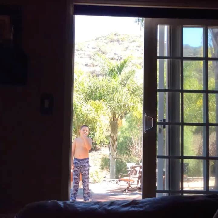 ビル・ゴールドバーグのインスタグラム：「Happy Monday 😁✌️ Enjoy a video from the vault..... #spear #jackhammer #whosnext #kidsrthebest #gagegoldberg #bullseye #football #yesteryear  #hediditonpurpose #greataim @goldbergsgarage @wwe」