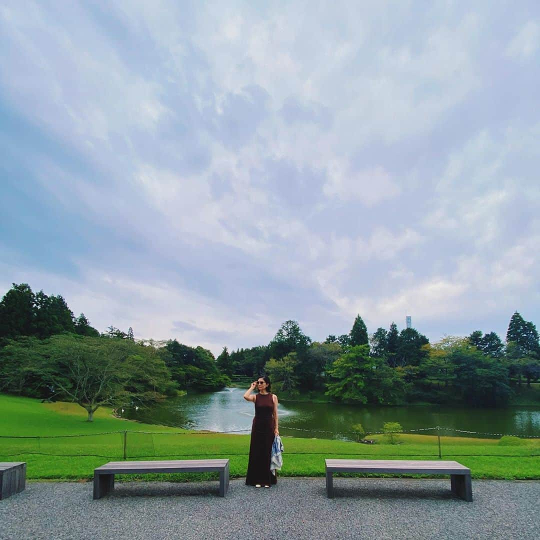 白澤貴子さんのインスタグラム写真 - (白澤貴子Instagram)「My fav in Chiba🦢  このところ千葉づいてる私が最近お気に入りリストに加えた場所。  写真は先月。 美しい白鳥が優雅に泳いでる。  この広い庭園が秋色に染まった頃、一日中ゆっくりと散歩しながら考え事するのが夢。  #すぐ叶いそう #叶えたい #白澤と千葉県」10月5日 20時47分 - takakoshirasawa