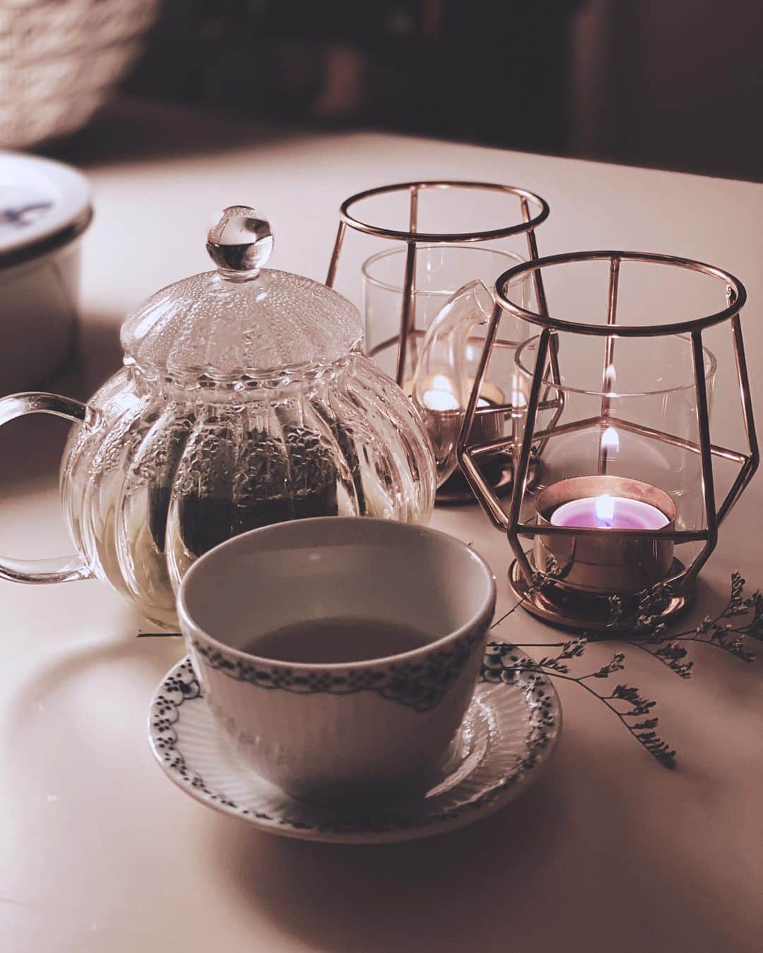 遠海まりこさんのインスタグラム写真 - (遠海まりこInstagram)「Tea Time﻿ ———————————————————————﻿  緑茶でビタミンC摂取。 #greentea #japanesetea #teatime #afterdinner #tabledesign #copenhagen #teacup #candles #ikea #vitaminc #health #緑茶 #キャンドル #コペンハーゲン」10月5日 20時48分 - marikotohmi99