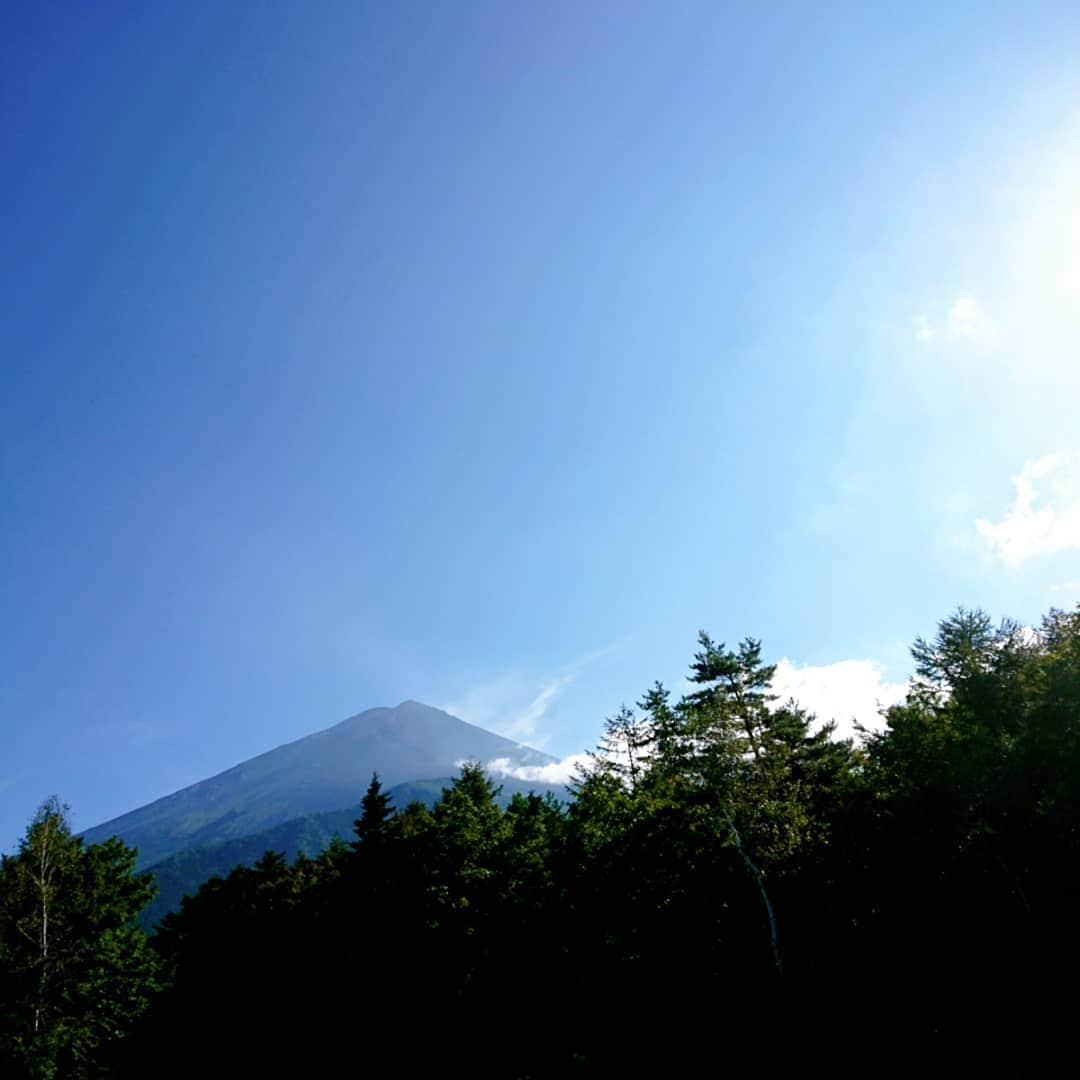 富永美樹さんのインスタグラム写真 - (富永美樹Instagram)「悲しい時も嬉しい時も 見上げれば富士山は変わらずそこに…  この1週間、たくさん力をもらった気がします  #富士山 #mountfuji #yamanashi #natureismytherapy #natureishealing  #restinpeace  富士山の#アリーナ席 よりお届けしました」10月5日 20時49分 - miki.tominaga.official