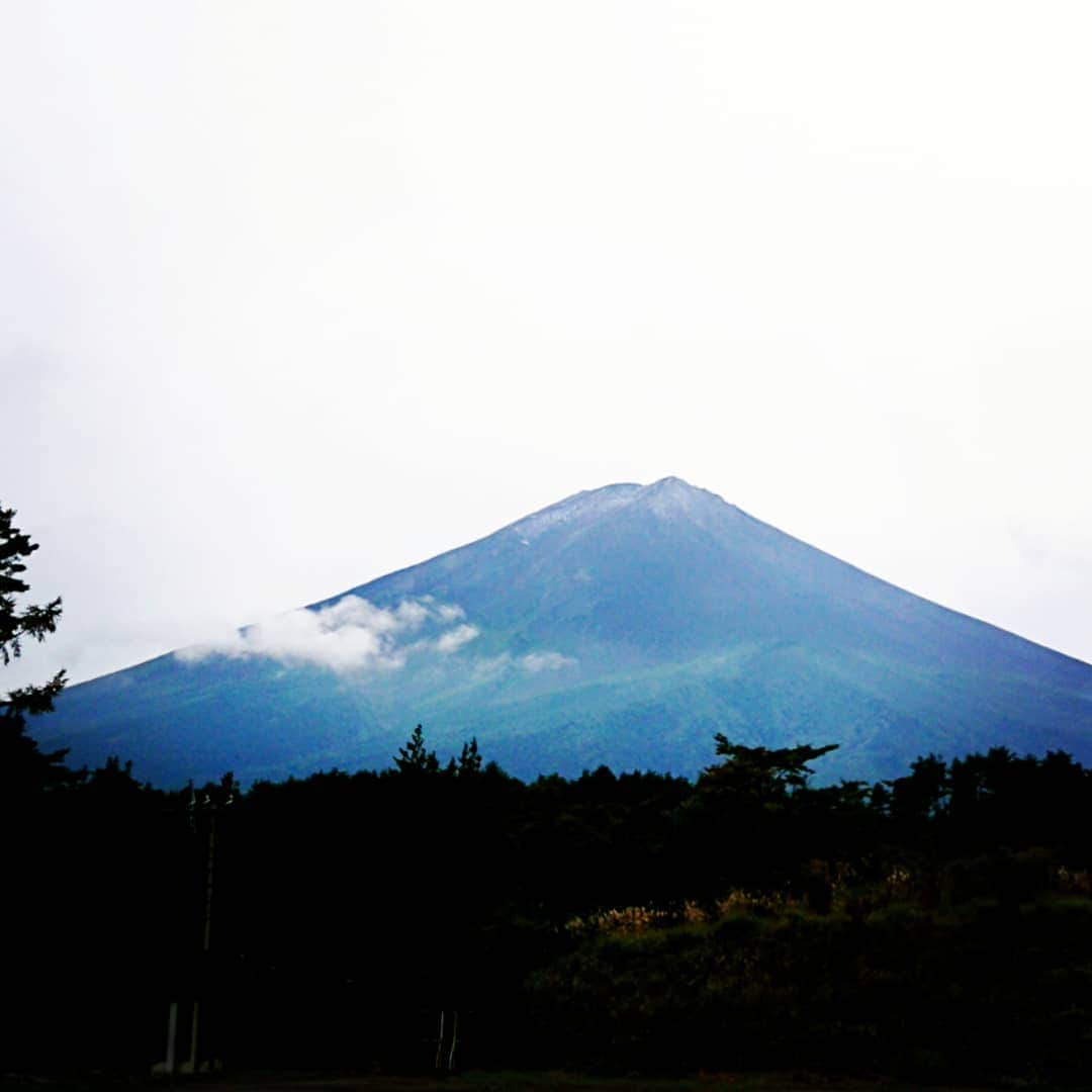 富永美樹さんのインスタグラム写真 - (富永美樹Instagram)「悲しい時も嬉しい時も 見上げれば富士山は変わらずそこに…  この1週間、たくさん力をもらった気がします  #富士山 #mountfuji #yamanashi #natureismytherapy #natureishealing  #restinpeace  富士山の#アリーナ席 よりお届けしました」10月5日 20時49分 - miki.tominaga.official