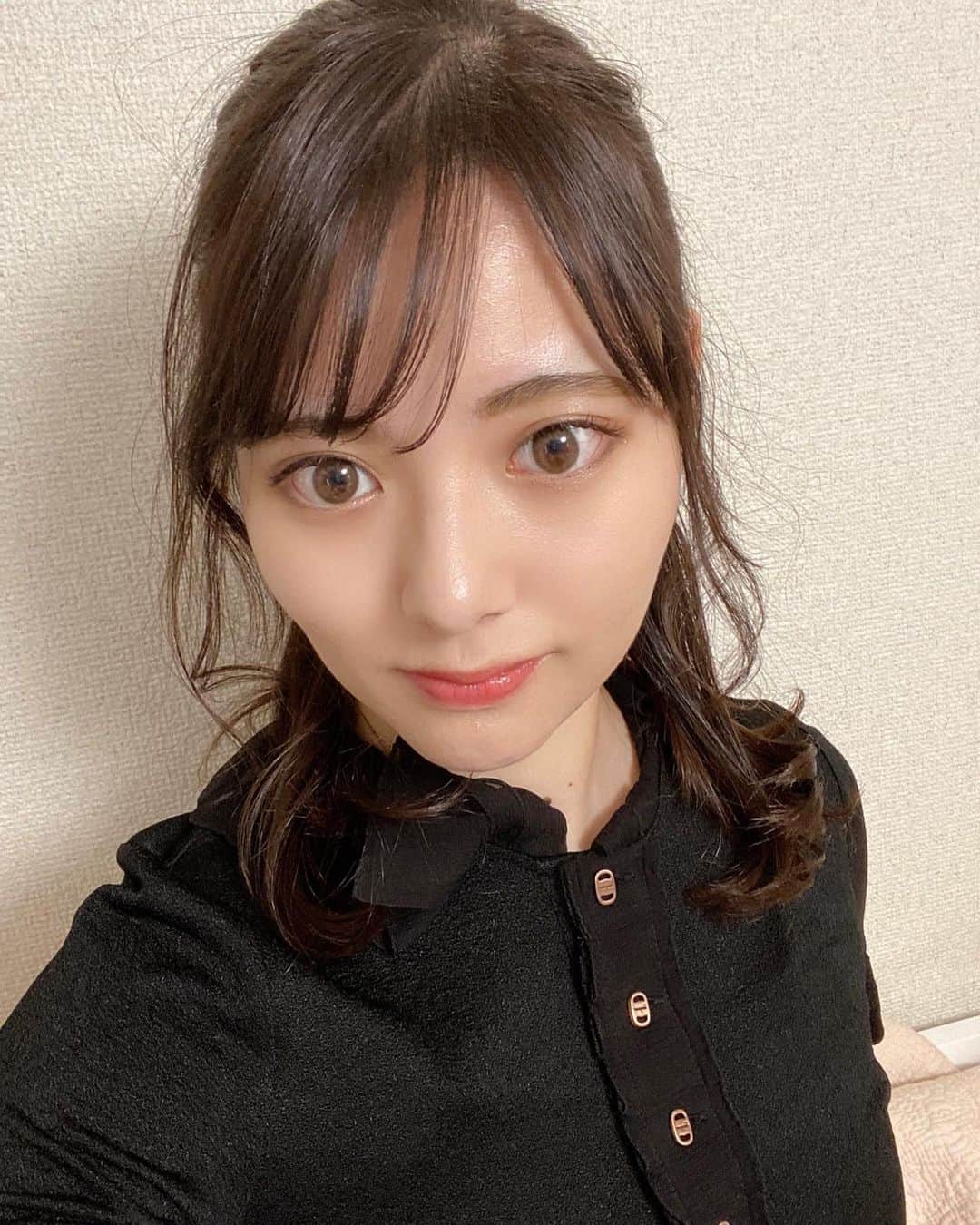 林桃絢美のインスタグラム：「・ こんばんは🌠  髪の毛がボサボサ😣💦 母のおさがりの服です！ デザインがかわいくてお気に入り✨  本日も #もなポチ で応援していただけたら嬉しいです！ よろしくお願い致します🌷🌟 いつもありがとうございます！  #日本女子大学コンテスト　#日本女子大学　#ミスコンテスト　#おさがり #秋服 #いいね返し #フォロバ100 #サロンモデル #撮影モデル」
