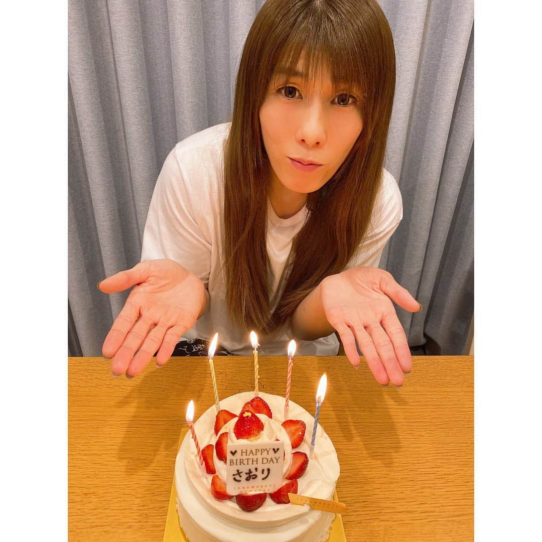 吉田沙保里さんのインスタグラム写真 - (吉田沙保里Instagram)「今日で38歳になりました🎂 沢山の方からお祝いメッセージをいただき、本当に嬉しい1日になりました😆🙏 ありがとうございます💓 これからも、私を支えてくださる方々や応援してくださる方々に感謝をしながら、頑張っていきたいと思います😉✨ まだまだ大変な日常が続いていますが、体調に気を付けてお過ごしくださいね😊 #HBD #38歳 #リリーもお祝いしてくれたよ」10月5日 20時50分 - saori___yoshida