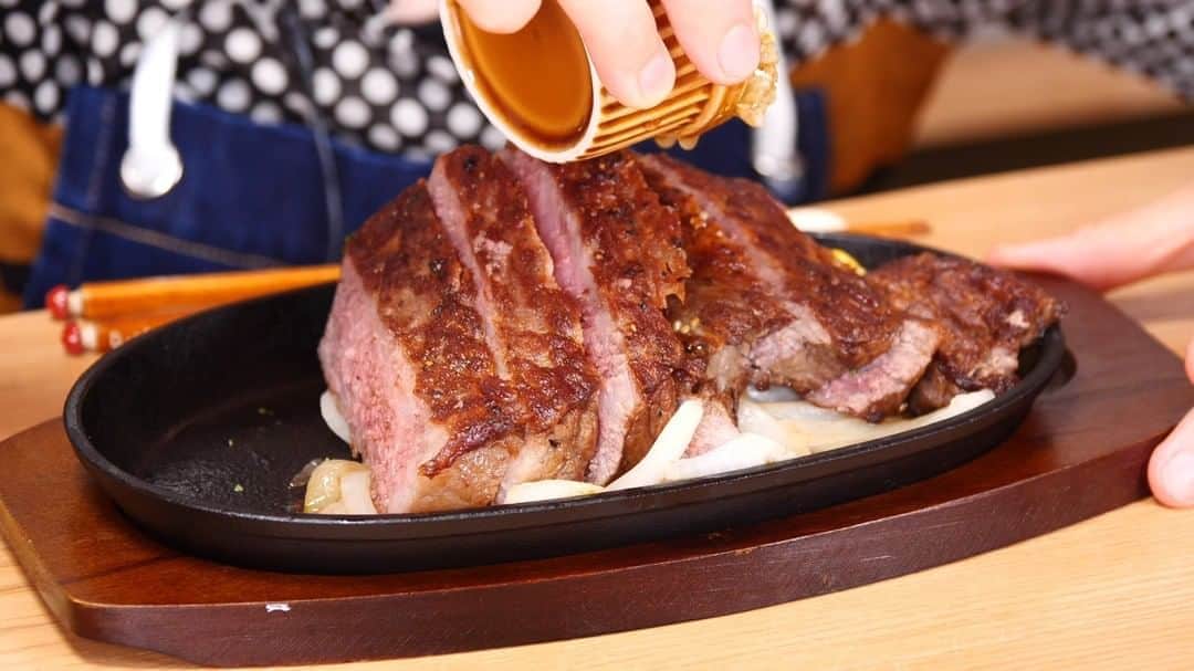 ロシアン佐藤のインスタグラム：「２個め！ねぎ塩タレで。  ごまあぶらのきいたねぎ塩で食べるミディアムのお肉は最強でした・・・！ ご飯食べたかったけど、めっちゃ我慢しましたｗｗｗｗｗ  動画はプロフィールのチャンネルリンクから探して見てね〜🙌  #ロシアン佐藤 #おなかがすいたらモンスター #おうちでマジサーロイン #大食い女子  #お取り寄せ #黒毛和牛 #サーロインステーキ #焼肉 #肉 #ステーキ #🍖 #飯テロ #肉テロ #肉スタグラム #にくすたぐらむ  #おいしいもの #japaneats #クッキングラム #美味しい #おうちごはん #おうち時間 #yummy #foodpic」