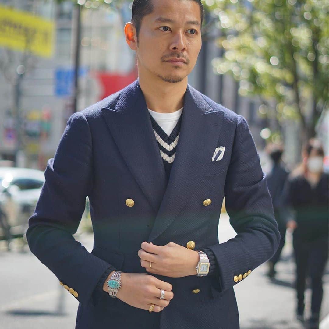 高田朋佳のインスタグラム：「Navy&White  Matching a T-shirt with a traditional combination of blazer and cricket sweater creates a new classic style that doesn't get old.  ———————————————————————— #dressstyle #elegantstyle #modernclassicstyle #newclassicstyle #fashion #mensfashion #mensdressstyle #suitsstyle #dapperstyle #takadachannel」