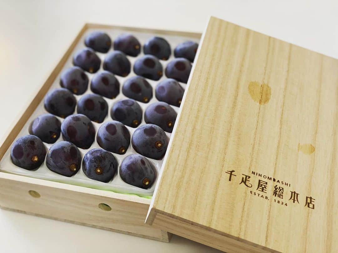 伊達公子さんのインスタグラム写真 - (伊達公子Instagram)「日本のフルーツ🍇 千疋屋のフルーツ🍇 やっぱり最高級❣️ #伊達公子 #kimikodate #テニス #テニスプレイヤー #テニスプレーヤー #tennis #tennisplayer #fruit #フルーツ #ピオーネ #千疋屋総本店 #senbikiyasouhonten #bestfruit #最高級フルーツ」10月5日 20時51分 - kimiko.date