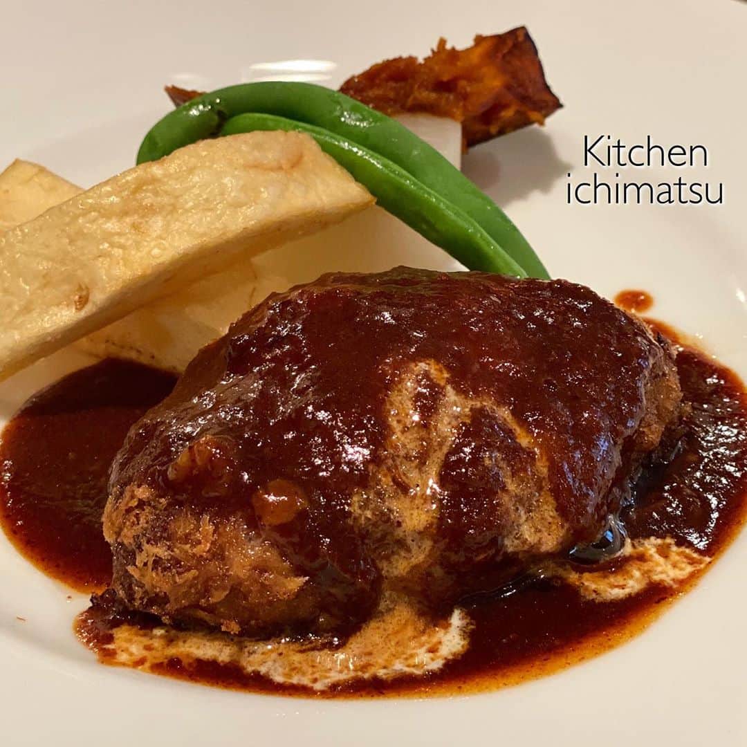 のインスタグラム：「🍽キッチンイチマツ🍽 高蔵寺のレトロな洋食屋さん @kitchen_ichimatsu . ☑️ 国産牛100％ハンバーグ＆カニクリーム コロッケランチ(デミグラスソース) 1600円 . ■さつまいもの冷製スープ ■カニクリームコロッケ、サラダ ■デミグラスソースのハンバーグ（110g） ■パンorライス（お替わり自由） . まずメインが別々に出てくる所に感動！ カニコロもハンバーグも出来立てが味わえる上に 付け合わせもしっかり🥺 . しかもパンおかわり自由最高🥖← 最初値段だけ見てランチにしてはお値段的に 高めな方かなぁと思ったら大満足👏👏👏 むしろディナーでした🍽笑 . しかもカニコロが美味しすぎてたまげた😭 もうタルタルソースいらないぐらい！ ハンバーグも表面に少しパン粉がまぶしてある タイプのやつ！ポテトもおいしかったなぁ！ . 思わず長文になってしまったわ💓 他のも食べたいなーーここはリピ決定😋 . . スタバクイーン👸🏼メインアカウント ➡︎ @ayumin0220stb . #カニクリームコロッケ#ハンバーグ #kitchenichimatsu#キッチンイチマツ #春日井グルメ#高蔵寺グルメ#春日井洋食 #春日井カフェ#春日井ランチ#高蔵寺ランチ#春日井ディナー#洋食屋#高蔵寺#春日井 #インスタグルメアワード2020#あいなご#ナゴレコ#グルメライター」