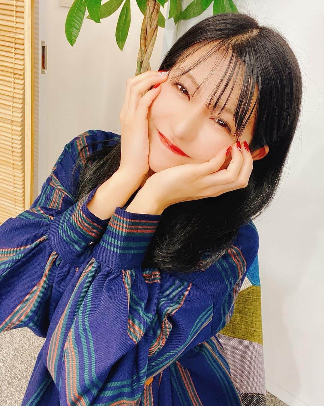 谷川愛梨さんのインスタグラム写真 - (谷川愛梨Instagram)「: 髪色黒くして短くして ネイルも変えて お洋服もメイクもすっかり秋だよ🧏🏻‍♀️🍁」10月5日 21時04分 - airingopero
