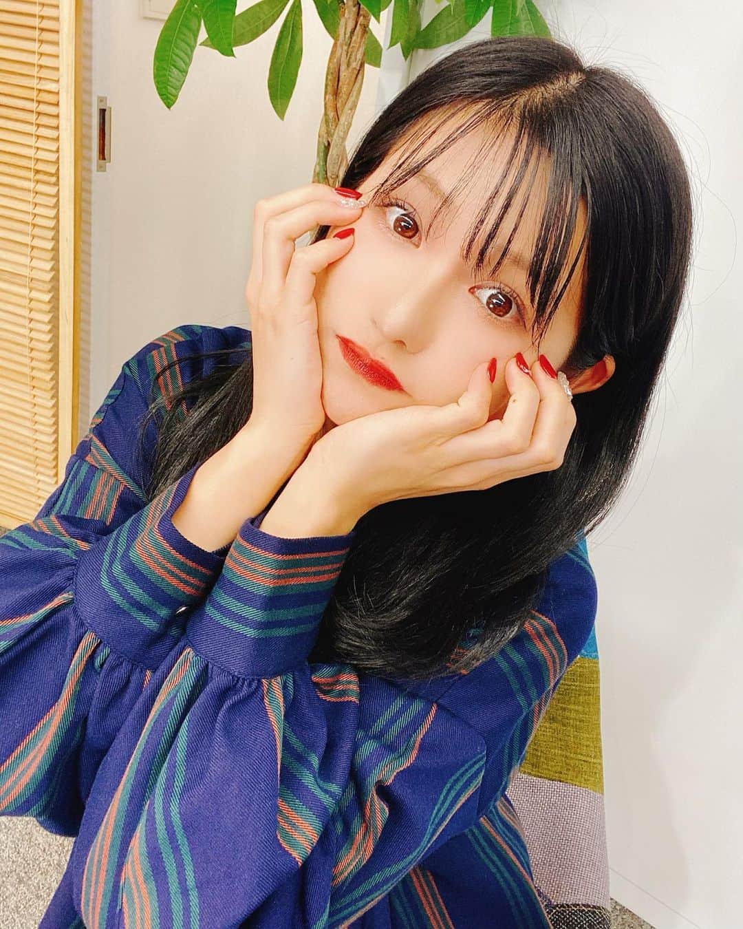 谷川愛梨のインスタグラム：「: 髪色黒くして短くして ネイルも変えて お洋服もメイクもすっかり秋だよ🧏🏻‍♀️🍁」