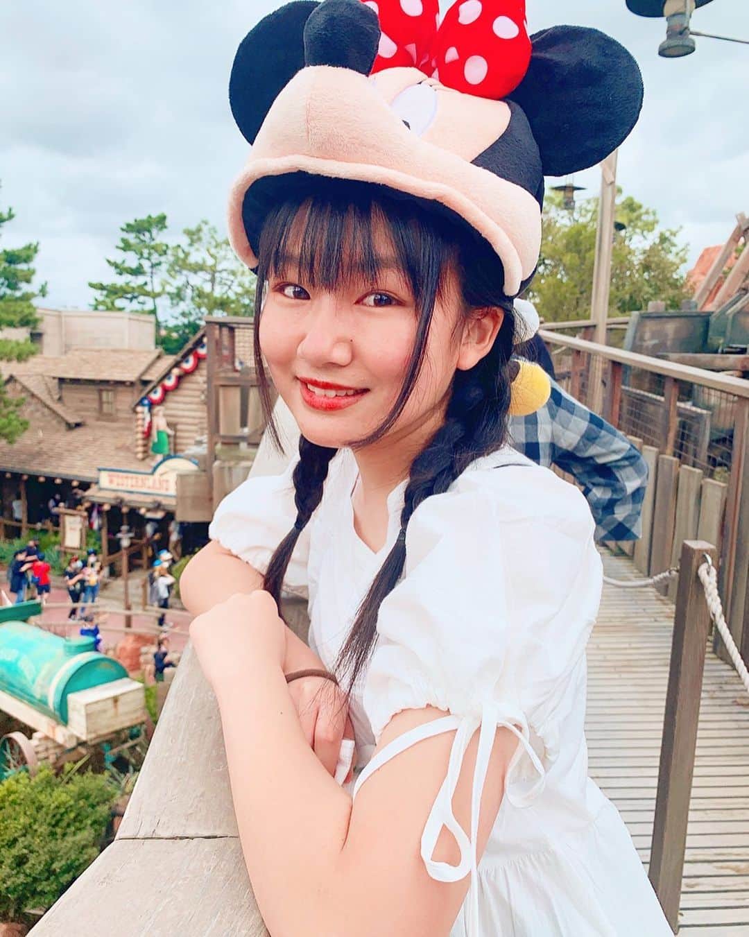 みのり（民謡ガールズ）さんのインスタグラム写真 - (みのり（民謡ガールズ）Instagram)「#ディズニー 🐭🤍  #WAWAWA #みのり #ディズニーランド #ミニーちゃん #白 #ワンピース #ディズニーコーデ #ビックサンダーマウンテン #disney #disneyland #instagood #instalike #follow」10月5日 21時03分 - wawawa_minori