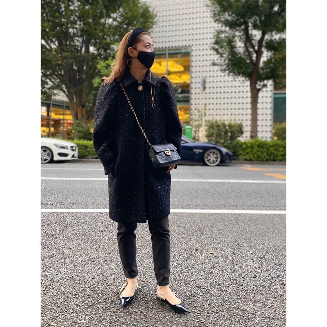 のインスタグラム：「✴︎ お気に入りのツィードコクーンコート🧥✨ . パフスリーブも、ブラックだと甘くなり過ぎなくて🖤 . . #outfit #fashion #ootd #coordinate #stylepost #ootd_cob #instafashion #instadaily #instalike #instagood #instapic #headband #mask #maskchain #estellak #yanuk #stellarhollywood #chanel #dior #コーディネート #コーデ #今日のコーデ #ファッション #秋コーデ #マスク #マスクコーデ #カチューシャ #エステラケー #ヤヌーク #ステラハリウッド」