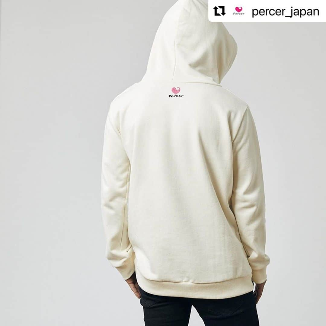 松浦拓弥さんのインスタグラム写真 - (松浦拓弥Instagram)「#Repost @percer_japan with @make_repost ・・・ シンプル且つ存在感抜群なパーカーが登場。胸元に『PERCER』とシンプルなデザインとなっているが、暗い場所に行くと文字が蛍光に光るような作りとなっている。また、フードを被ると襟下部分にはペルシーロゴが刺繍されており、ワンポイントで可愛らしさも引き出す。ややゆったりとした作りとなっているため、女性がオーバーサイズで着用しても可愛さ抜群。  #percer#ペルシー#percerjapan#fashion#ファッション#apparel#アパレル#限界突破#松浦拓弥#横浜FC#new#新作#soccer#サッカー#football#フットボールjleague#jリーグ#heart#ハート#tshirt#tシャツ#hoodedsweatshirt#hoodie#パーカー#luxury#logo#mirror」10月5日 20時56分 - matsu111111