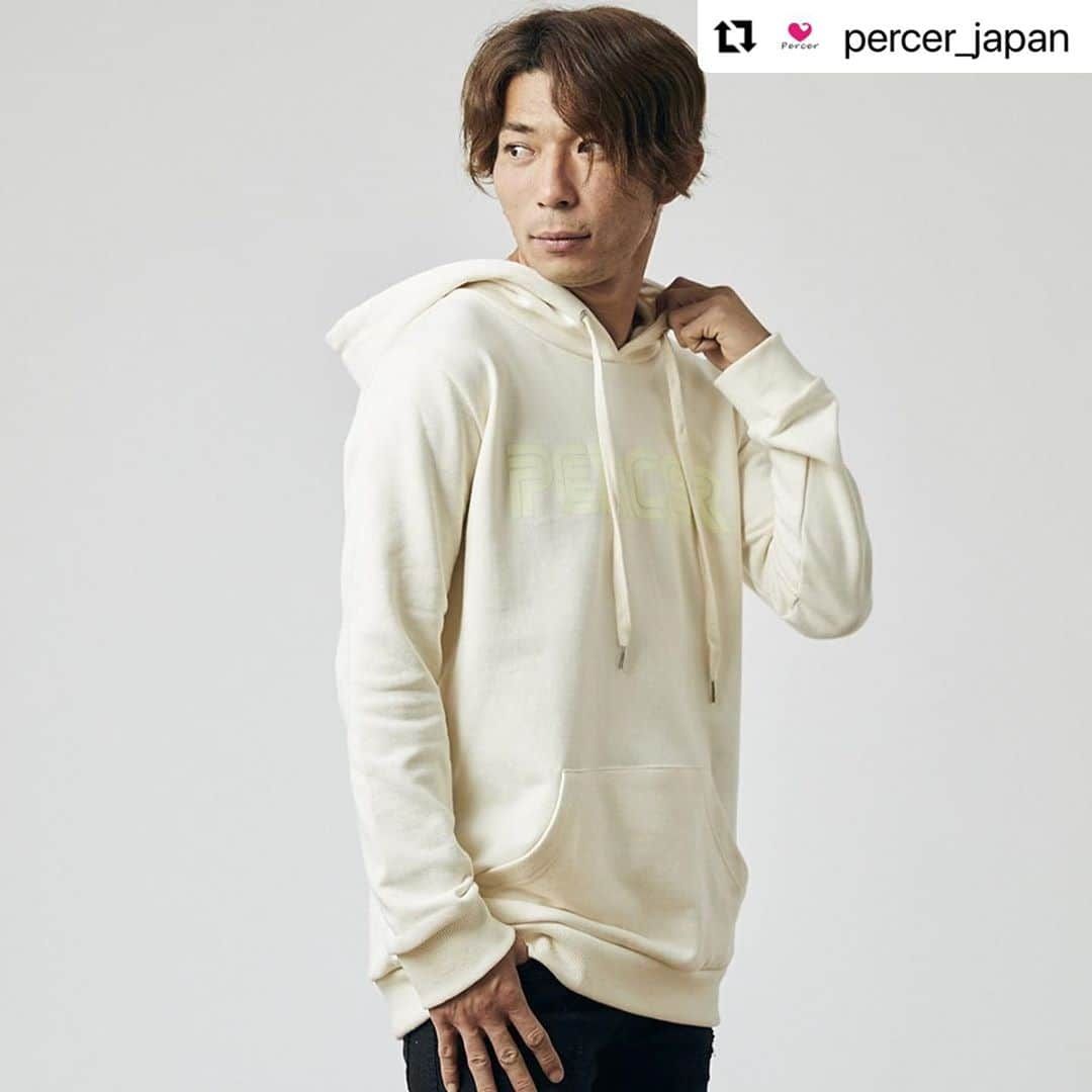 松浦拓弥のインスタグラム：「#Repost @percer_japan with @make_repost ・・・ シンプル且つ存在感抜群なパーカーが登場。胸元に『PERCER』とシンプルなデザインとなっているが、暗い場所に行くと文字が蛍光に光るような作りとなっている。また、フードを被ると襟下部分にはペルシーロゴが刺繍されており、ワンポイントで可愛らしさも引き出す。ややゆったりとした作りとなっているため、女性がオーバーサイズで着用しても可愛さ抜群。  #percer#ペルシー#percerjapan#fashion#ファッション#apparel#アパレル#限界突破#松浦拓弥#横浜FC#new#新作#soccer#サッカー#football#フットボールjleague#jリーグ#heart#ハート#tshirt#tシャツ#hoodedsweatshirt#hoodie#パーカー#luxury#logo#mirror」