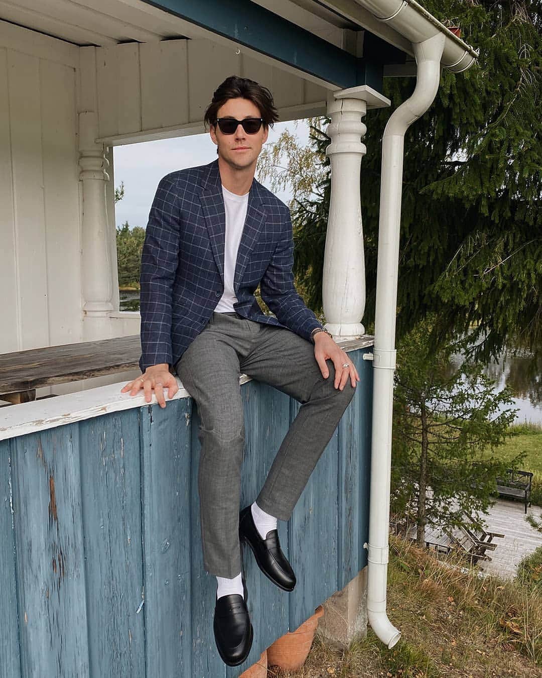 ハケットのインスタグラム：「New week, new style. Face whatever this week brings by upping the ante. Shop @tobiassikstrom’s look and more at the link in our bio. #STAYHackett」