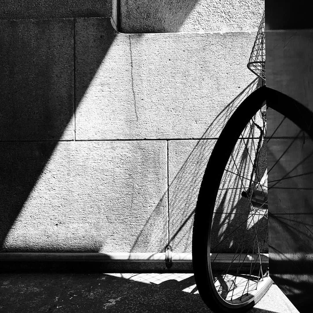 naotakeのインスタグラム：「自転車 - A bicycle / iPhone XR & Snapseed, 20201006 . . 油断していたらチリワインのまとめ買いセールが終わっていた。ざんねん。 . . #spicollective #royalsnappingartists #infamous_family #rsa_main #infinity_photo_cult #2_fineart #jp_gallery_member #jp_gallery_bnw #trb_bnw #wp_bnw  #bnw_life #bnwlife_member #bnw_life_shots #bnw_captures #world_bnw #top_bnw #team_jp_ #team_jp_モノクロ #ig_energy_bw #ig_nihon #streetphotographybnw #igersjp #blackandwhite #bnw #bnwphoto #monochrome #bw #bnwphotography #ShotOniPhone #shotoniphoneXR」