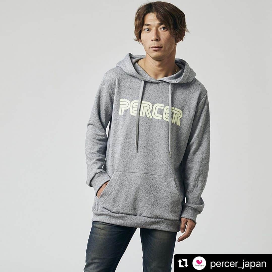 松浦拓弥のインスタグラム：「#Repost @percer_japan with @make_repost ・・・ シンプル且つ存在感抜群なパーカーが登場。胸元に『PERCER』とシンプルなデザインとなっているが、暗い場所に行くと文字が蛍光に光るような作りとなっている。また、フードを被ると襟下部分にはペルシーロゴが刺繍されており、ワンポイントで可愛らしさも引き出す。ややゆったりとした作りとなっているため、女性がオーバーサイズで着用しても可愛さ抜群。  #percer#ペルシー#percerjapan#fashion#ファッション#apparel#アパレル#限界突破#松浦拓弥#横浜FC#new#新作#soccer#サッカー#football#フットボールjleague#jリーグ#heart#ハート#tshirt#tシャツ#hoodedsweatshirt#hoodie#パーカー#luxury#logo#mirror」