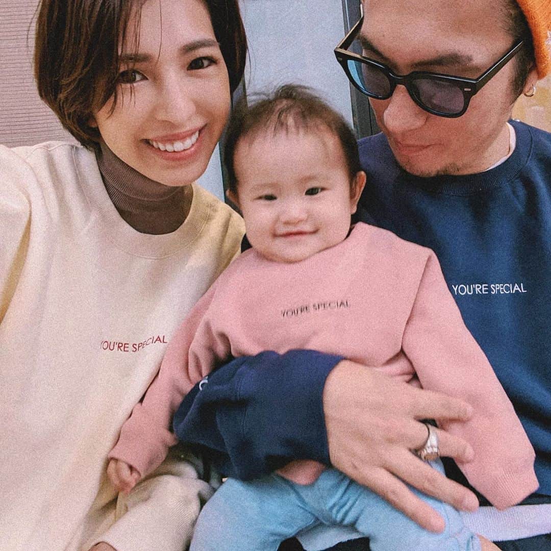 来夏のインスタグラム：「#🥰 たまには💕👨‍👩‍👧📸  おそろいのスウェットは @sunwei1013  いーちゃんが立ち上げたライフスタイルブランド @swu__official 🎊💕 とーっても肌触りがよく着心地よくって、 シンプルなのに刺繍もカラーも さすがいーちゃんセンスっ👏🏽✨ 子供の首回りにはちゃんとボタンもあって サラッと着せやすかったよ☺️ 👶🏻も👨🏻も🧑🏻もみんなにとって "YOU'RE SPECIAL"💖 袖には"SNUGGLE WITH U"💖  いつか家族でリンクコーデしたいなぁと思ってたから 嬉しいっ😆 これからたくさんオソロでお出かけしよう🥰🍁 8日から受注オーダースタートだそうです🦋 これから展開されるアイテムも要チェックです😘 #swu #family #リンクコーデ #女の子ママ #生後10ヶ月」