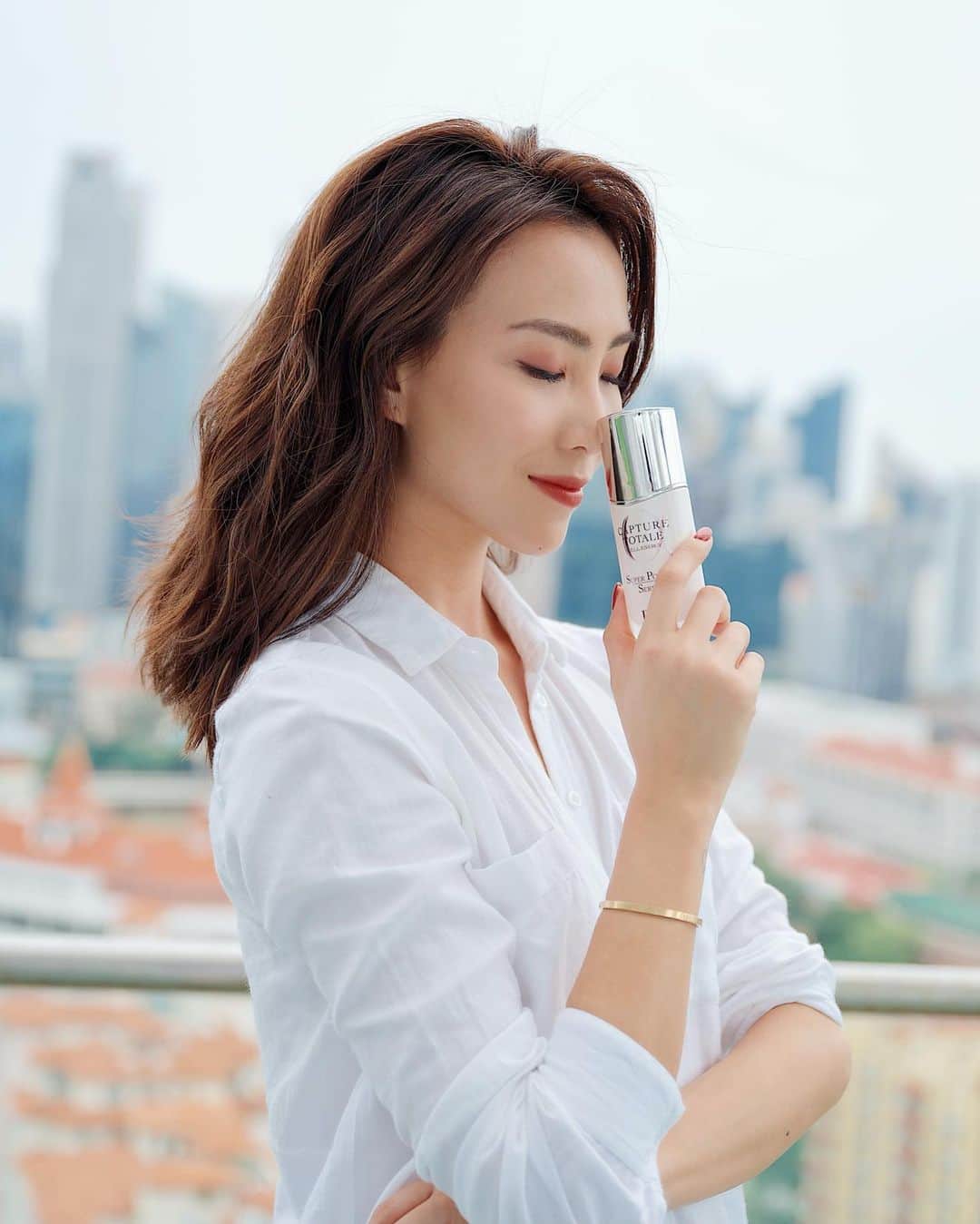 ソニアのインスタグラム：「As far as being smooth goes, I’ve got better luck with my skin than my pick up lines 🤣   The Dior Capture Totale Super Potent Serum has visibly smoothened my complexion over the past few months, giving it a natural healthy glow! Totally bringing the Dior Capture Totale Discovery Skincare Set with me on my next staycation (which is in two weeks with my mom haha). I’m sure she’s gonna sneak something skincare from me! 🤪  @diorskincare @sephorasg #diorcapturetotale #diorpartner」