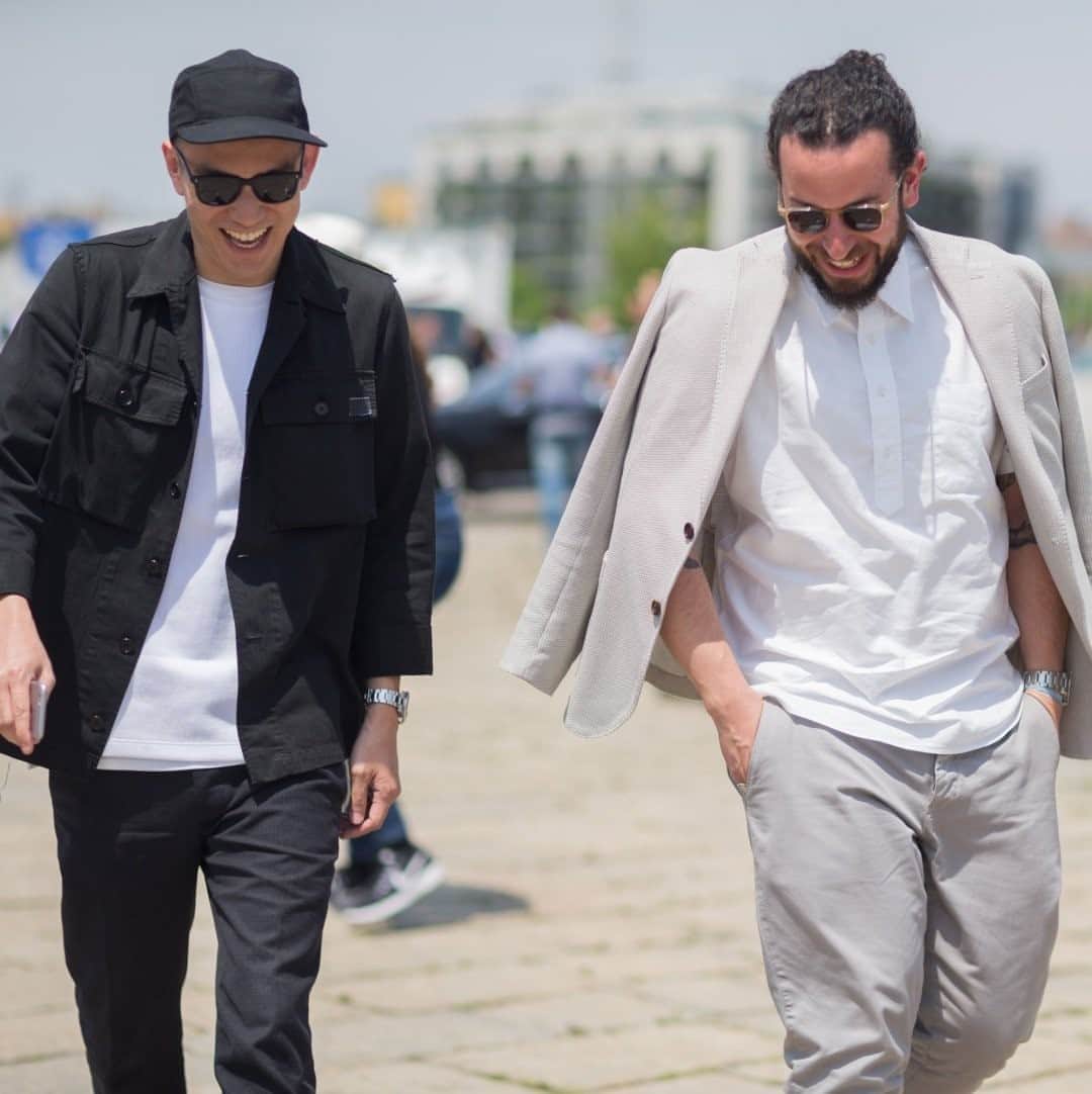 MR PORTERのインスタグラム：「Friendship and feeling socially connected are so important for maintaining good mental health, especially now. To mark the launch of our #TIMEwithHIM campaign, we’ve talked to two extremely stylish men – stylist Eugene Tong (@ettong1979) and style editor Mr Josh Peskowitz (@jpesko) — about working in fashion, their long friendship and why they always feel they’re “in it together”, no matter where they are in the world or what they’re doing. Head to the link in bio to read the full interview. Then, after that, we urge you to stop scrolling, call a friend and check-in. #MRPORTERHealthInMind  📷 Photograph by @melodiejeng/Getty Images #WorldMentalHealthDay」