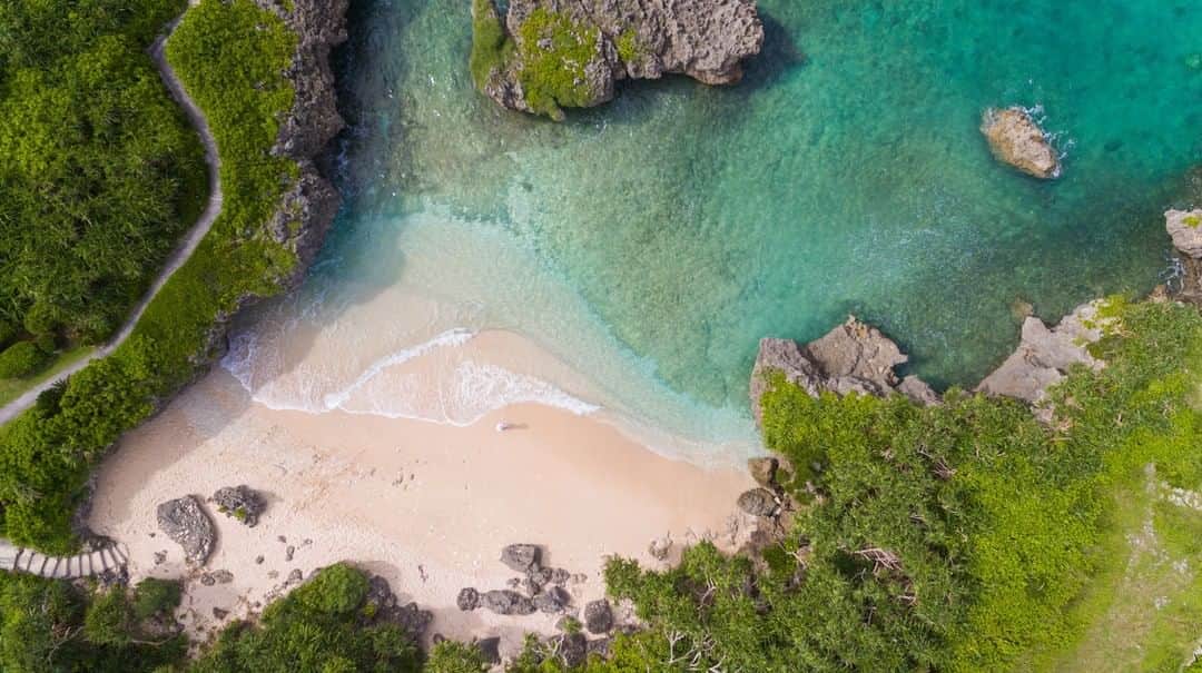 ANA.IC.MANZA.BEACH.RESORTさんのインスタグラム写真 - (ANA.IC.MANZA.BEACH.RESORTInstagram)「Go To トラベルキャンペーンをもっと楽しむ利用法その4。  10月1日のご旅行よりいよいよ利用開始になった、地域共通クーポンを活用！ ANAインターコンチネンタル万座ビーチリゾートでは、すべての施設で地域共通クーポンがご利用いただけます。  まだまだビーチで遊べる沖縄、この機会にマリンアクティビティに挑戦してみませんか。  https://www.anaintercontinental-manza.jp/offers/gtt/  #anaインターコンチネンタル万座ビーチリゾート #ana万座ビーチリゾート　#万座ビーチリゾート #万座ビーチホテル #万座ビーチ ＃沖縄 #シュノーケル ＃珊瑚礁 #恩納村 #Gotoトラベル」10月5日 21時00分 - ana.ic.manza.beach.resort