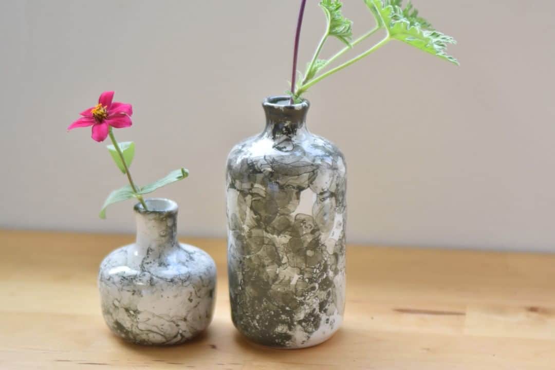 LOVEGREEN -植物と暮らしを豊かに。さんのインスタグラム写真 - (LOVEGREEN -植物と暮らしを豊かに。Instagram)「［シェミー フラワーベースセット ］ . シェミーフラワーベースは大きさの異なるふたつがセットになった花瓶。 美しい水彩のような模様がまさにアート🖌 . どちらも、大きすぎず小さすぎず。 お庭で摘んだ花、小さな花束の花、毎日切り戻して小さくなった花などを サッと生けられるちょうどよいサイズです。 . グレーは明るい色の花を引き立ててくれるんです。 小さな花も大きな存在感を放ち、飾った空間が華やぎます。 ふたつ一緒に飾っても、別々に飾ってもOK🙆‍♀️ . あなたならどんな風に暮らしに取り入れますか？ ぴったりの飾り方を見つけてみてください♪ . リビングや寝室、玄関でも… いつもよりちょっぴり上品にお花を楽しめるシェミーフラワーベース。 詳細はLOVEGREEN STOREにてご覧いただけます。 . . #花 #花のある暮らし #水彩 #アート  #グリーンのある暮らし #植物のある暮らし #花束 #花瓶 #花が好き #花のある生活 #花器 #一輪挿し #インテリア雑貨 #インテリア小物 #インテリア好き #インテリア植物 #インテリアフ #フラワーベース #ナチュラルインテリア #賃貸インテリア #植物のある暮らし #シンプルな暮らし #シンプルライフ #暮らしを楽しむ #日々の暮らし」10月5日 21時00分 - lovegreen_official