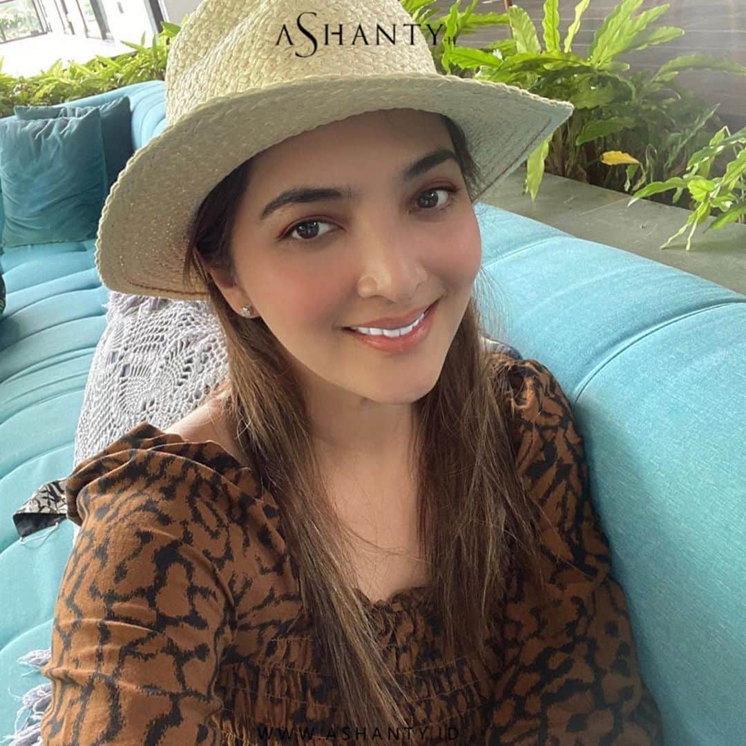 ASHANTY BEAUTY CREAM OFFICIALのインスタグラム：「Selalu percayakan perawatan wajah menggunakan Ashanty Beutt Cream ✨  Mengatasi semua masalah wajah, membasmi jerawat, pori - pori besar, kerutan, flek hitam dan garis halus 😍  _____________________________ Informasi dan pemesanan  Ashanty Beauty Cream Chat Via WA : WA: 081293823950 WA: 081287388885 WA: 085781140354 WA: 087778489900 ⚡️ Fast Respons Click Link On Bio Instagram @ashantyid ❣️ ______________________________ #ashantybeautycream #creamashanty #skincareashanty #skincare #skincareartis #skincarelokal #creamwajah #creamperawatanwajah #obatjerawat #jerawat #kosmetik #krimwajah #creamwajah #whiteningcream #ashantyid #ashanty」