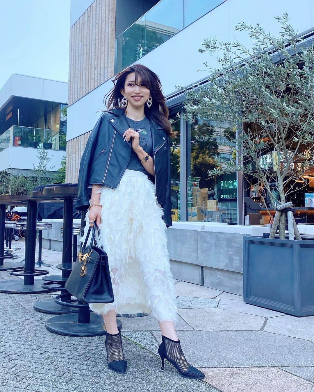 sachi♡さんのインスタグラム写真 - (sachi♡Instagram)「♡_  こんばんは🌙  先日の @moncabinet_official の ポップアップイベントにお邪魔した時のコーデ♡   フェザースカート、メッシュブーツ、ピアスは @moncabinet_official   ライダースを合わせて甘辛mixにしたよ🖤  ポップアップイベントの前に ちえちゃん @chieno_wawa  ともみちゃん @tomomie0604  まきちゃん @tatsumaki423  と、ランチしたよ♡  お肉美味しかったー🥩🤤 今回はちょっと急ぎ足だったから またゆっくりみんなでランチしたいな♬  #女子会 #ランチ #中野 #中野ランチ #グルメな人と繋がりたい #きれいめカジュアル #プチプラコーデ #ママコーデ #ママファッション #おちびコーデ #低身長コーデ #Sサイズコーデ #お洒落さんと繋がりたい #40代コーデ #50代コーデ #アラフィフコーデ #アラフォーコーデ #アラフィフ #jマダムのおしゃれ #大人女子 #着回しコーデ #美魔女 #美容モデル #読者モデル #ミセスモデル #美女友 #ponte_fashion #mineby3mootd #ootd_kob」10月5日 21時01分 - nail_salon_felice04
