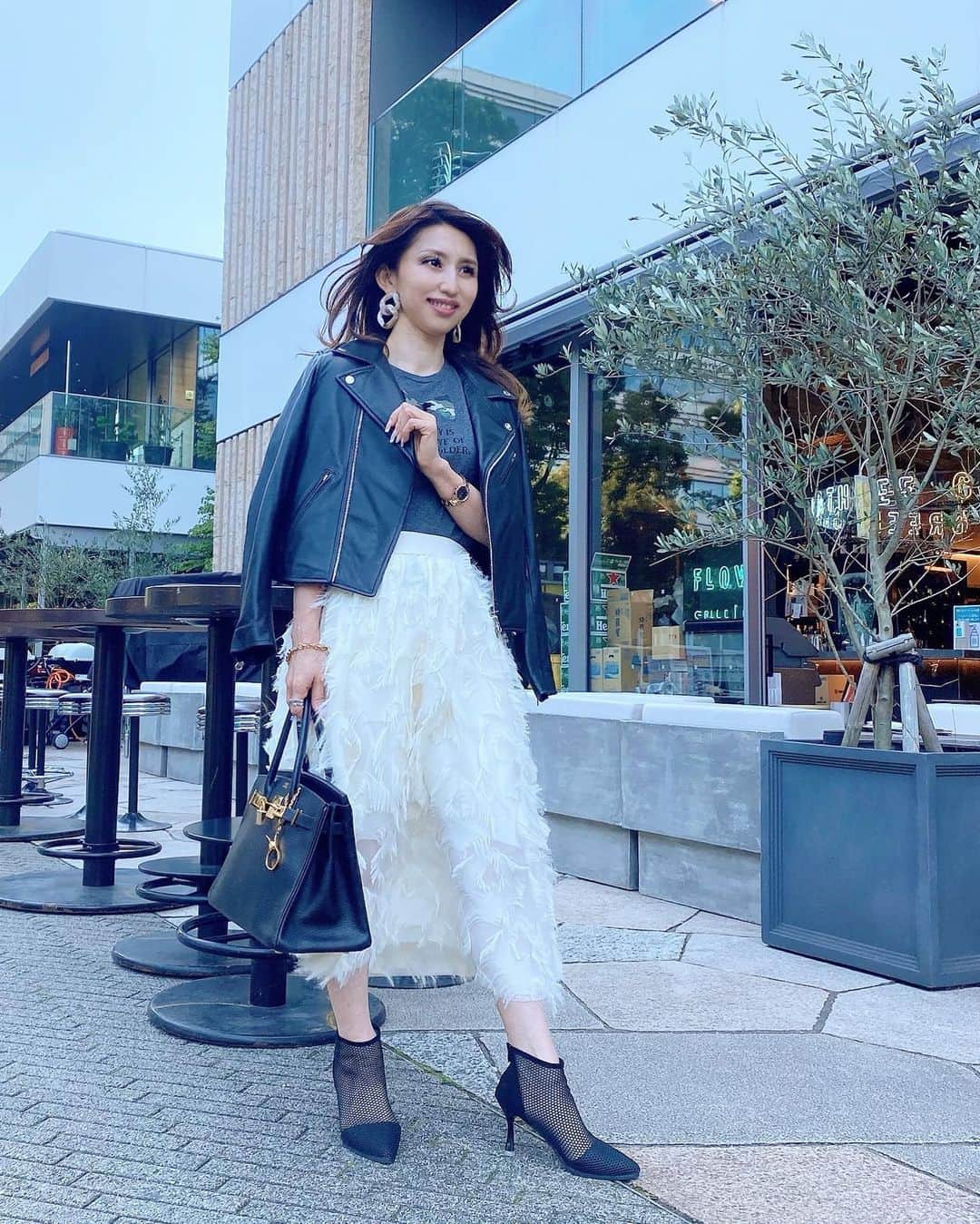 sachi♡さんのインスタグラム写真 - (sachi♡Instagram)「♡_  こんばんは🌙  先日の @moncabinet_official の ポップアップイベントにお邪魔した時のコーデ♡   フェザースカート、メッシュブーツ、ピアスは @moncabinet_official   ライダースを合わせて甘辛mixにしたよ🖤  ポップアップイベントの前に ちえちゃん @chieno_wawa  ともみちゃん @tomomie0604  まきちゃん @tatsumaki423  と、ランチしたよ♡  お肉美味しかったー🥩🤤 今回はちょっと急ぎ足だったから またゆっくりみんなでランチしたいな♬  #女子会 #ランチ #中野 #中野ランチ #グルメな人と繋がりたい #きれいめカジュアル #プチプラコーデ #ママコーデ #ママファッション #おちびコーデ #低身長コーデ #Sサイズコーデ #お洒落さんと繋がりたい #40代コーデ #50代コーデ #アラフィフコーデ #アラフォーコーデ #アラフィフ #jマダムのおしゃれ #大人女子 #着回しコーデ #美魔女 #美容モデル #読者モデル #ミセスモデル #美女友 #ponte_fashion #mineby3mootd #ootd_kob」10月5日 21時01分 - nail_salon_felice04