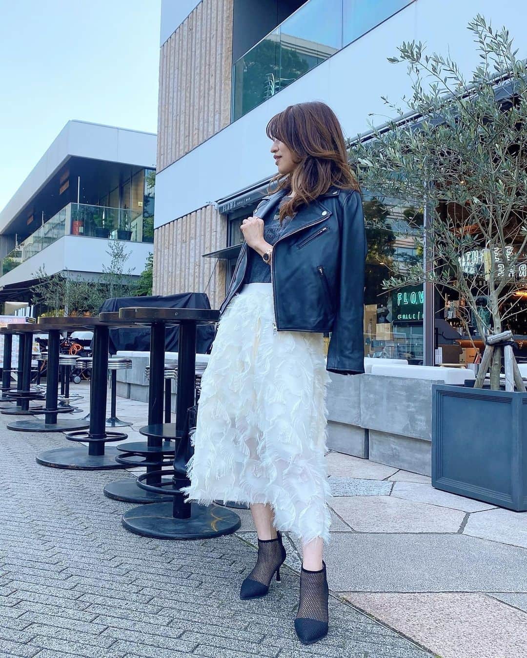 sachi♡さんのインスタグラム写真 - (sachi♡Instagram)「♡_  こんばんは🌙  先日の @moncabinet_official の ポップアップイベントにお邪魔した時のコーデ♡   フェザースカート、メッシュブーツ、ピアスは @moncabinet_official   ライダースを合わせて甘辛mixにしたよ🖤  ポップアップイベントの前に ちえちゃん @chieno_wawa  ともみちゃん @tomomie0604  まきちゃん @tatsumaki423  と、ランチしたよ♡  お肉美味しかったー🥩🤤 今回はちょっと急ぎ足だったから またゆっくりみんなでランチしたいな♬  #女子会 #ランチ #中野 #中野ランチ #グルメな人と繋がりたい #きれいめカジュアル #プチプラコーデ #ママコーデ #ママファッション #おちびコーデ #低身長コーデ #Sサイズコーデ #お洒落さんと繋がりたい #40代コーデ #50代コーデ #アラフィフコーデ #アラフォーコーデ #アラフィフ #jマダムのおしゃれ #大人女子 #着回しコーデ #美魔女 #美容モデル #読者モデル #ミセスモデル #美女友 #ponte_fashion #mineby3mootd #ootd_kob」10月5日 21時01分 - nail_salon_felice04