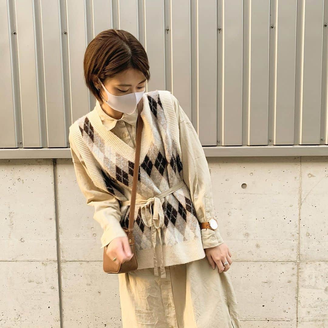 前田亜美のインスタグラム：「. . 涼しくなってきたね‪𓂃 𓈒𓏸◌‬. . ニット1枚とかロンT1枚とかTシャツに羽織りとか、そのくらいの服装ができる気温大好き🦕⋆͛. . . 最近はニットベストが気に入ってますう。. . 下に着てるのはUNIQLOの500円で買ったワンピース‪ 𓈒𓏸. ぷちぷら🤘 . @loborjapan の時計‪ 𓈒𓏸. シャツの上に着けてみた…🕰 . .  #UNIQLO #ワンピース #プチプラ #私服 #ami私服 #ショートヘアー  #時計 #腕時計 #ロバー #lobor クーポン amies 10%off」
