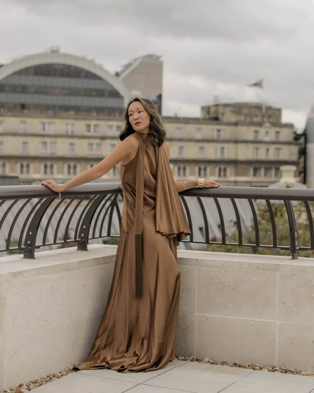 Mariko Kuoさんのインスタグラム写真 - (Mariko KuoInstagram)「Serving you some glamour to start off this week in style! I can live in this silk satin @amandawakeley dress all day 🤎  Shot at the rooftop of the newly opened Page8 hotels @pagehotels.  (PR sample*)」10月5日 21時12分 - marikokuo