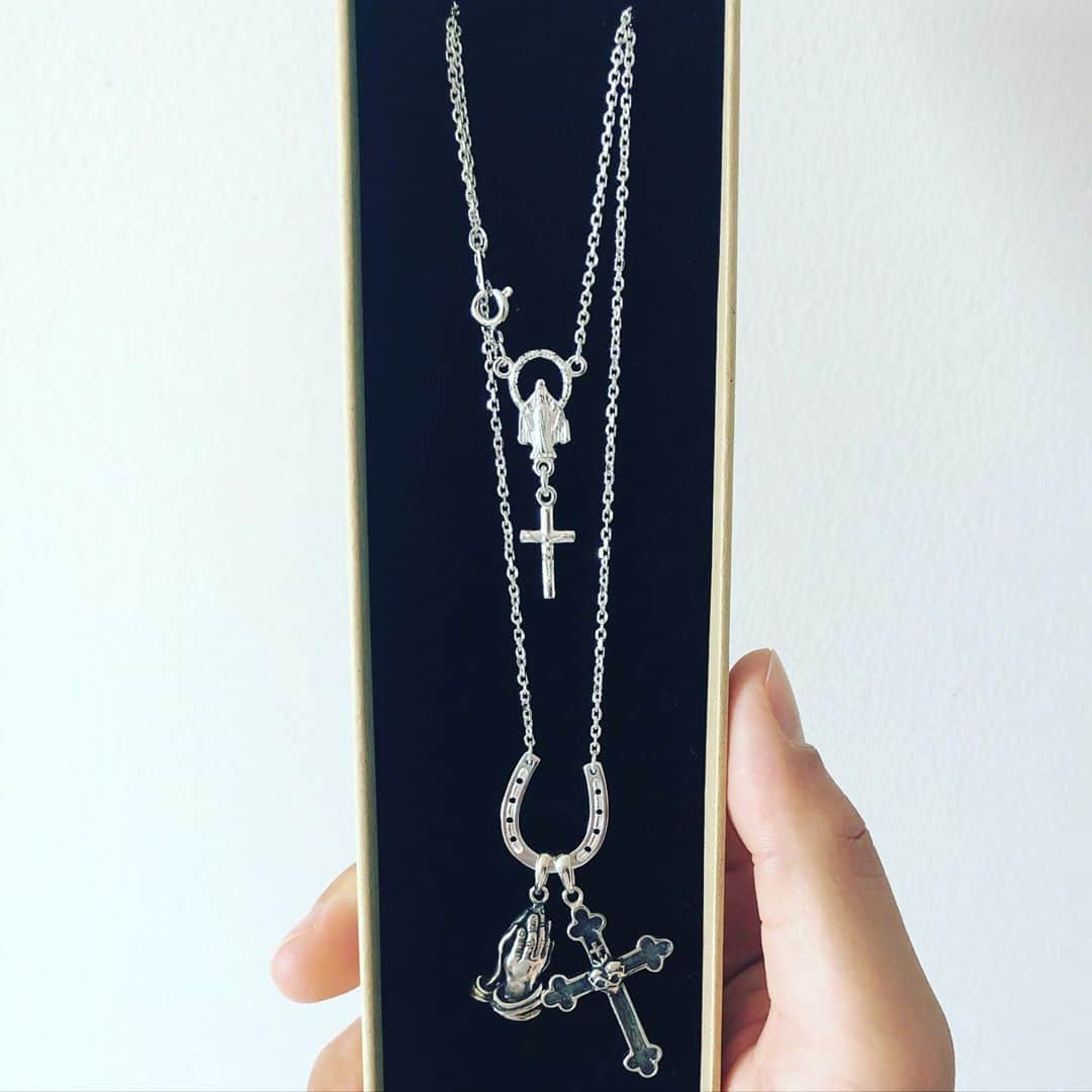 のインスタグラム：「amijed のネックレスが届きました！自分自身は2個目で気に入ってます！！ いろんな組み合わせができてとってもいいです！ 友達がたまにポップアップ店？でいるらしいので機会があれば皆さん行ってみてください！！！」