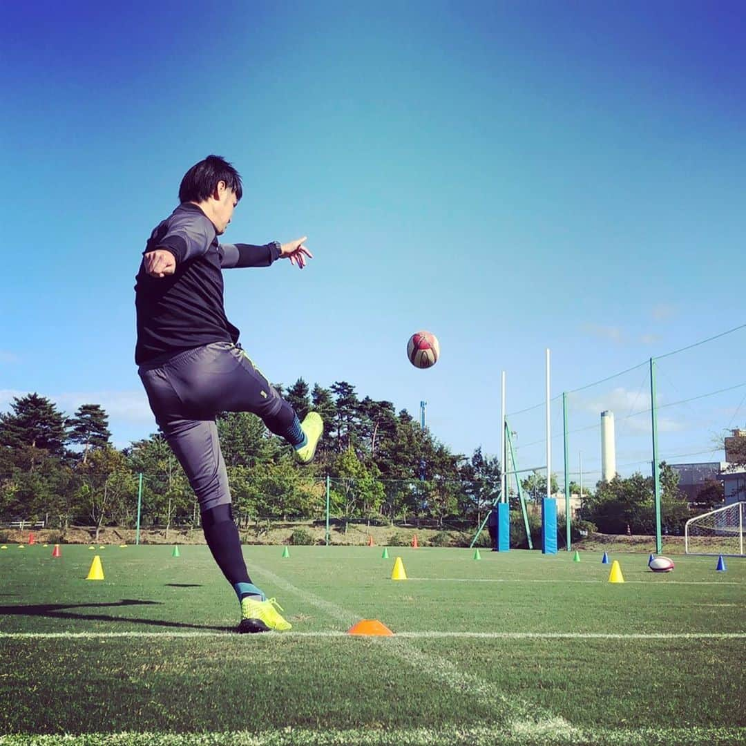 西嶋弘之さんのインスタグラム写真 - (西嶋弘之Instagram)「#ラグビー#キック#挑戦#とりあえずやってみる#にしやん先生#意外と良い感じ#成功か失敗か#最後までちゃんと撮ってよ#中秋の名月#とても綺麗でした#お団子食べました#引退して3年目#けつがでかくなった#もうちょいぷりっとしてた#残念#Jヴィレッジ#猫ズも元気です#猫#スコティッシュフォールド#立ち耳#西嶋弘之#猫好き」10月5日 21時04分 - hiroyukinishijima6