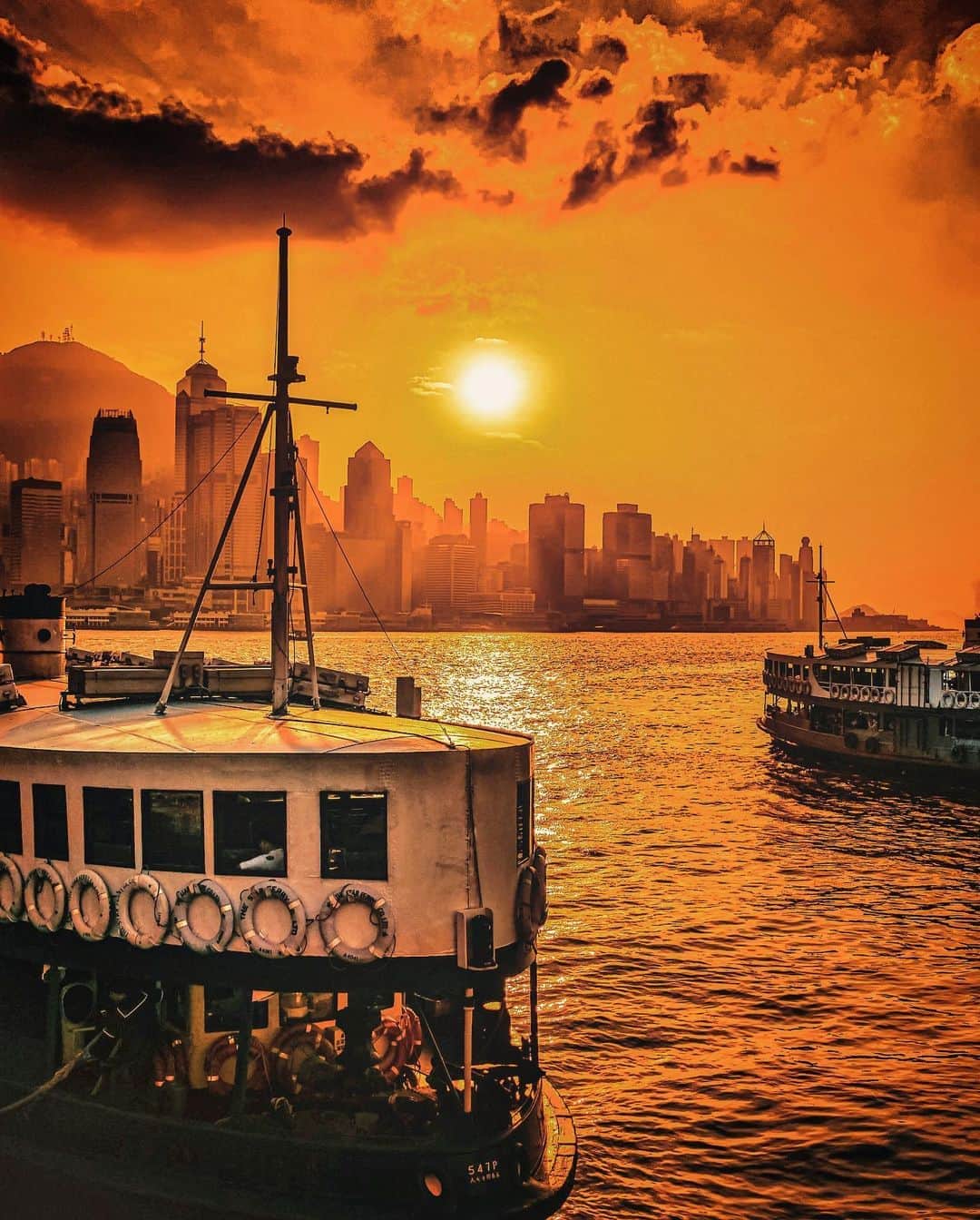 HAYAMI HANNAH ハナさん ど田舎のインスタグラム：「🇭🇰🌅🛥🇭🇰Memories     #hayamihannah  #Picsofhk #香港 #Sonyimagegallery  #discoverhongkong #instameethk⁠ #awesomehongkong  #hongkongphotography⁠ #unlimitedhongkong  #exploringhongkong⁠ #hongkongstreets  #hongkongnight  #hongkong  #hongkonglifestyle #Hongkonginsta  #hongkongstreetphotography⁠ #visualhongkong  #reframinghk  #travelphotography  #sonyimages #moodygrams⁠  #Adorama  #way2ill #yourshotphotographer  #localiiz  #HongKongGuide #TimeOutHK #capitalshooters  #Cityphoto_HongKong #Monstermoods」