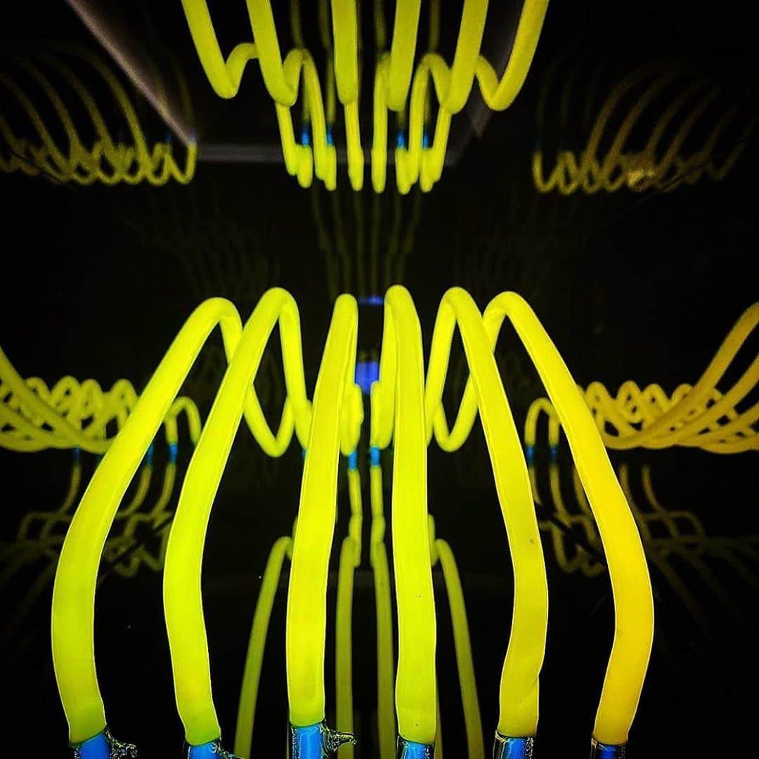 大石絵理さんのインスタグラム写真 - (大石絵理Instagram)「NEON ART💙 ガラスを溶かして形を作り、中にガスを流し入れライトを当てるそうです😌✨ 暗闇の中で見るとノスタルジックでとても綺麗です」10月5日 21時06分 - erioishitokyo