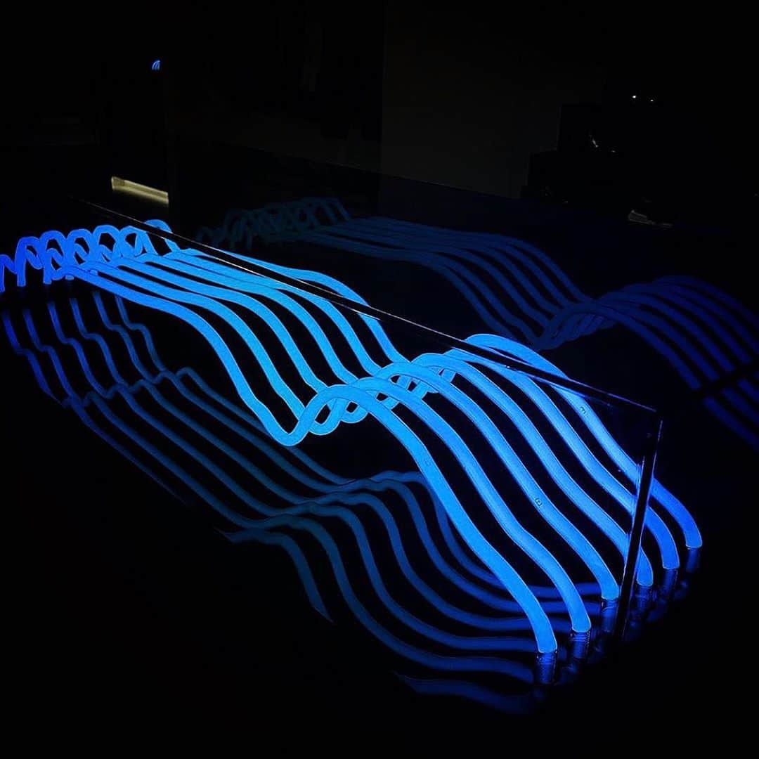 大石絵理さんのインスタグラム写真 - (大石絵理Instagram)「NEON ART💙 ガラスを溶かして形を作り、中にガスを流し入れライトを当てるそうです😌✨ 暗闇の中で見るとノスタルジックでとても綺麗です」10月5日 21時06分 - erioishitokyo