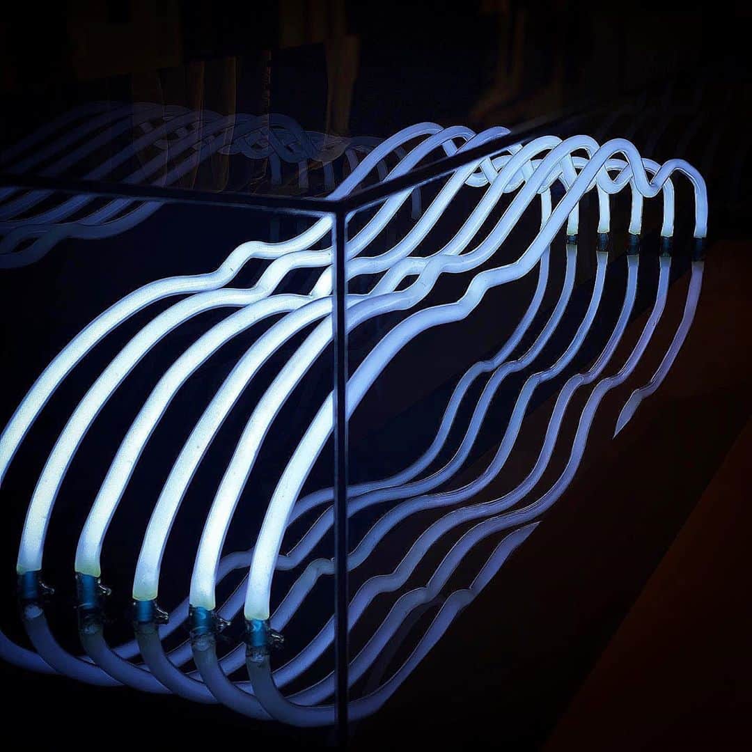 大石絵理のインスタグラム：「NEON ART💙 ガラスを溶かして形を作り、中にガスを流し入れライトを当てるそうです😌✨ 暗闇の中で見るとノスタルジックでとても綺麗です」