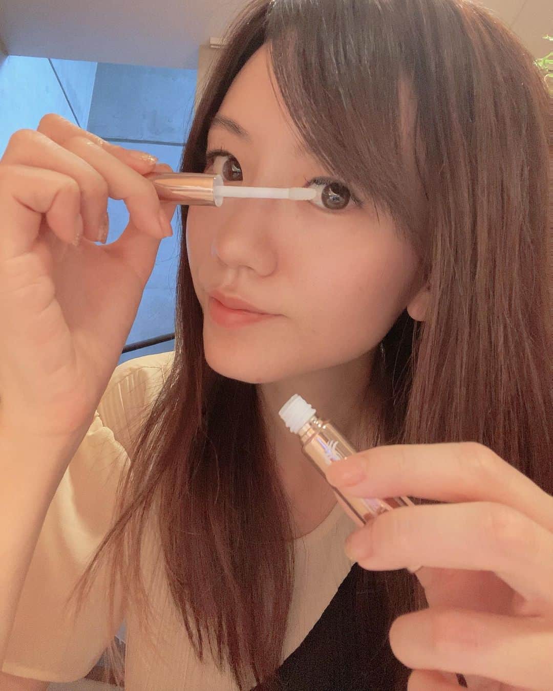 のインスタグラム：「まつエクしてるから 持ちをよくするためにも美容液必須🙆‍♀️  INFINITY LASHは  1本3役😳 【眉毛美容液】【まつ毛美容液】【マスカラ 下地】 としても使える✨  まつ毛パーマでももちろん🆗😼  @infinity_lash_official  #インフィニティラッシュ #まつげ美容液#まつえく#すっぴん #マツイク＃マツエク#まつエクまつパー #まつげ育毛#まつ毛#眉毛#ハリ#コシ#3大成分#高濃度配合#まつ毛美容液、 #キレイになりたい#無添加#目元ケア #自まつげ#美容大好き」