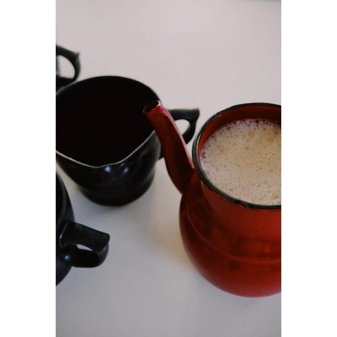 eriさんのインスタグラム写真 - (eriInstagram)「小鍋にお好きな植物性ミルク、一杯につき小さじ4/1程度を入れ弱火であたためる。  ふつふつ沸騰してきてから2分くらい煮出して、茶こしでこしつつカップへ。 おこのみでお好きな甘味料プラスして出来上がり☕️ フレッシュなスパイスがあとひく美味しさで、飲み終わる頃には体がポカポカします☺️  でもこれ、少し濃い目に煮出してアイスにしてもすごいおいしいの…！クッキーに練り込んでもきっと美味しいだろうな！🍪🍪🍪   #DEPToriginalCHAI」10月5日 21時08分 - e_r_i_e_r_i