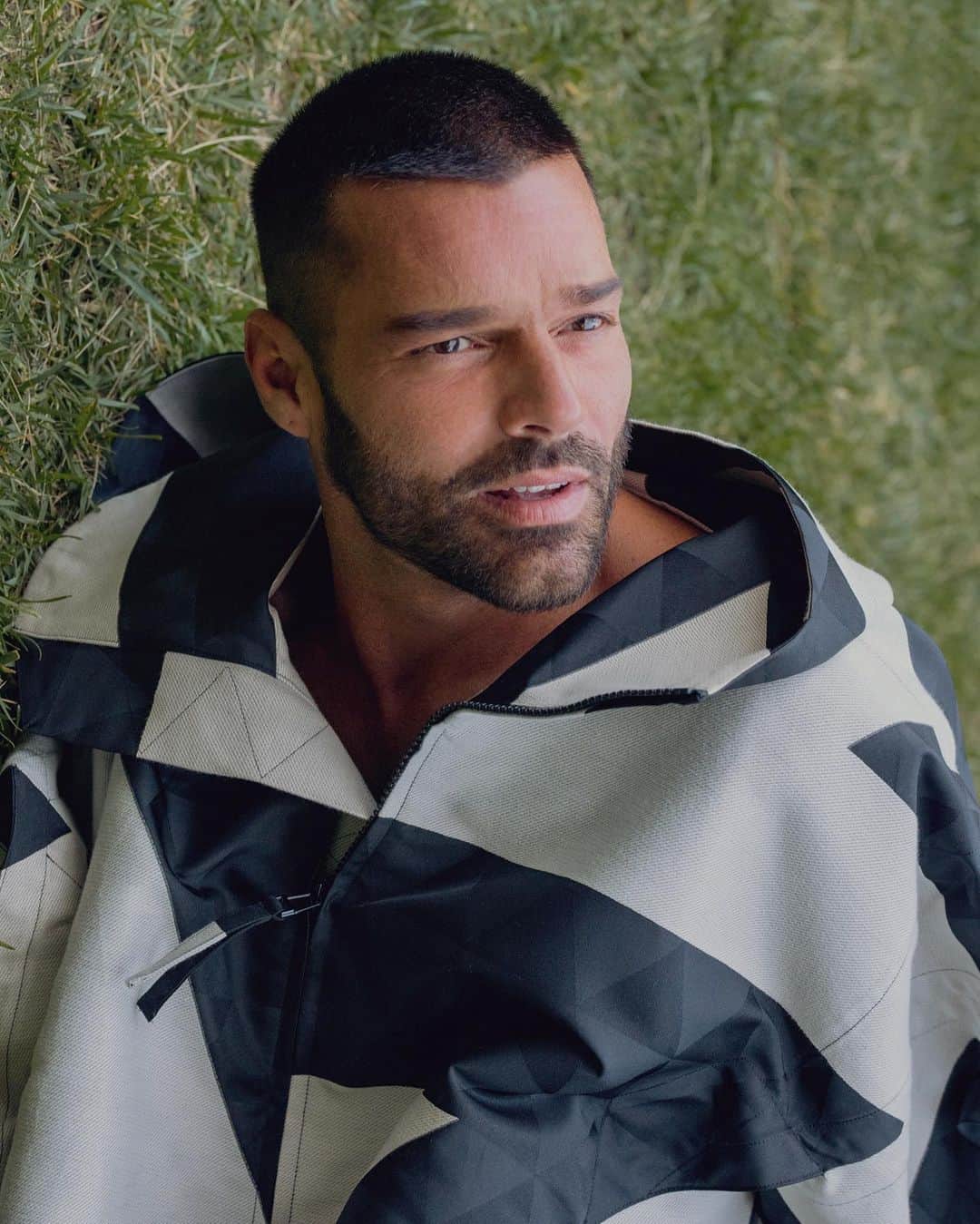 V Magazineさんのインスタグラム写真 - (V MagazineInstagram)「HEROES ⭐️ RICKY MARTIN  From the pages of V126, our latest fall issue, comes the next installment in our #Heroes series where we meet latin-pop idol @ricky_martin. As a family man with talent that never quits, the Puerto Rican sensation is back—again—with bangers. Although Martin was “livin la vida loca” since his debut in 1991, Martin may have been predisposed to deal with the pressures of the fast lane—one he’s occupied for decades. “This career is fascinating and overwhelming,” he tells V. “The power that you feel on stage, when 20,000 people are singing your music...It’s addicting. It’s like crack. I’m very lucky to...still [be] here.”   Head to the link in bio to discover the full feature where he discusses his early beginnings, his sexuality and his latest release, #Pausa ✨ — Photography: @kalebmarshall Fashion: @dvlstylist Art Direction: @gabrielebaldotto Interview: @samandersondotcom  [Image 1] Ricky Martin wears jacket @GiorgioArmani [Image 2] Ricky Martin wears coat @hommeplisse_isseymiyake」10月5日 21時10分 - vmagazine