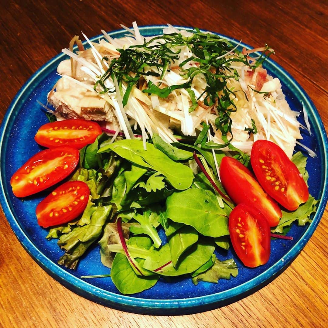 中島浩二さんのインスタグラム写真 - (中島浩二Instagram)「お呼ばれしただすよー😊  先週の金曜日、お呼ばれしてご飯頂いただす🤣 スパニッシュオムレツと、大好きな鶏胸肉を蒸したものに、簡単がめ煮。 これに、ご飯とお味噌汁だっただすが、モリモリ食べて、お替わりしただすー🤣 作って貰ったご飯は、やっぱり自分の味付けと違うから、美味しいだすなー。  秋の夜長を楽しんで下さいだすー😊  #スパニッシュオムレツ #がめ煮 #お呼ばれ #小石原 #波佐見焼き」10月5日 21時11分 - koji_nakajiii