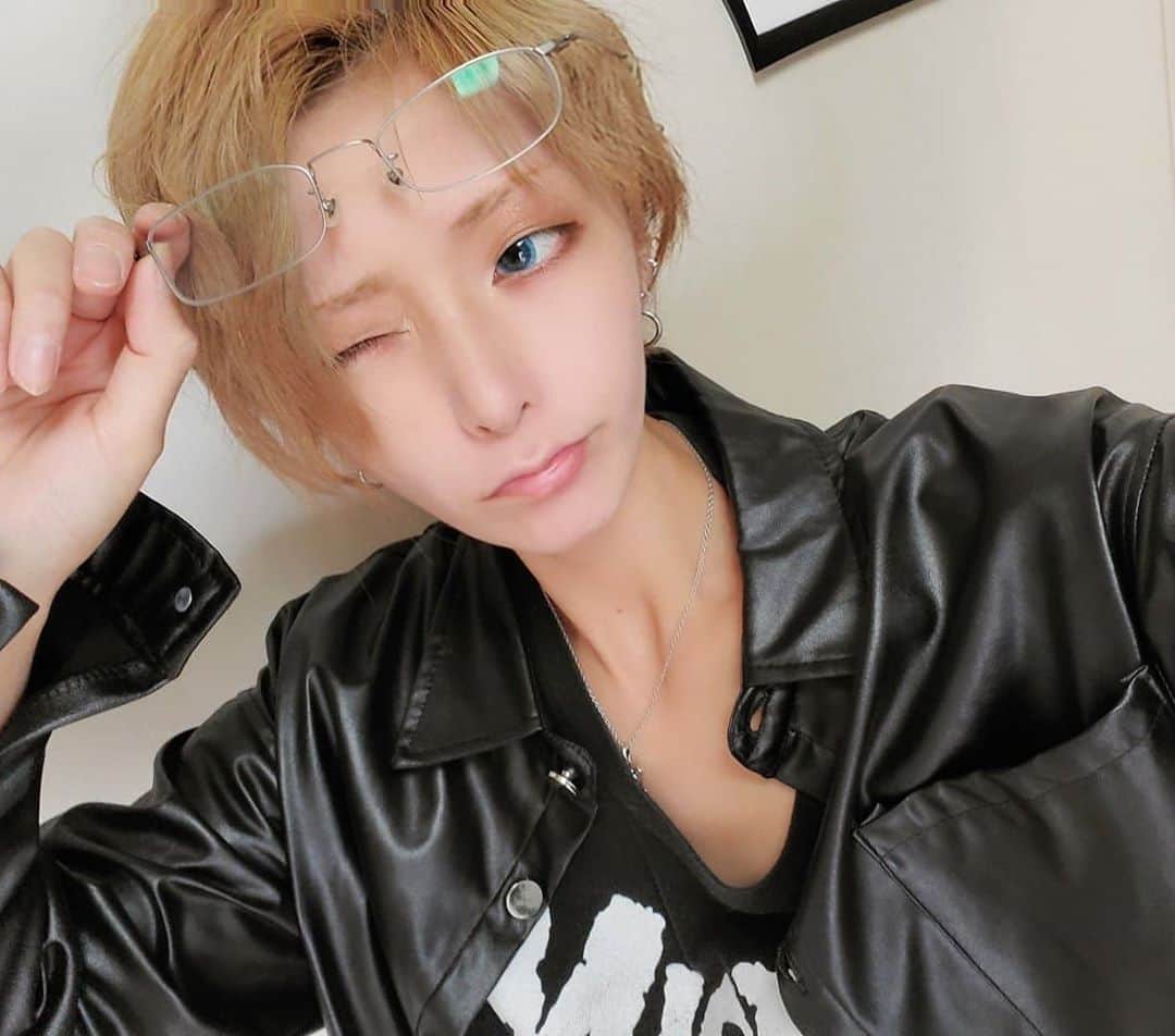杉浦アヤカさんのインスタグラム写真 杉浦アヤカinstagram この前カラオケで久しぶりにシドさんとyasuさんの曲歌ったんだけどやっぱり かっこいいよ V系ってかっこいいね V系縛りのカラオケいくとシド Janne Da Arc Gacktを割と歌う レザー ジャケット