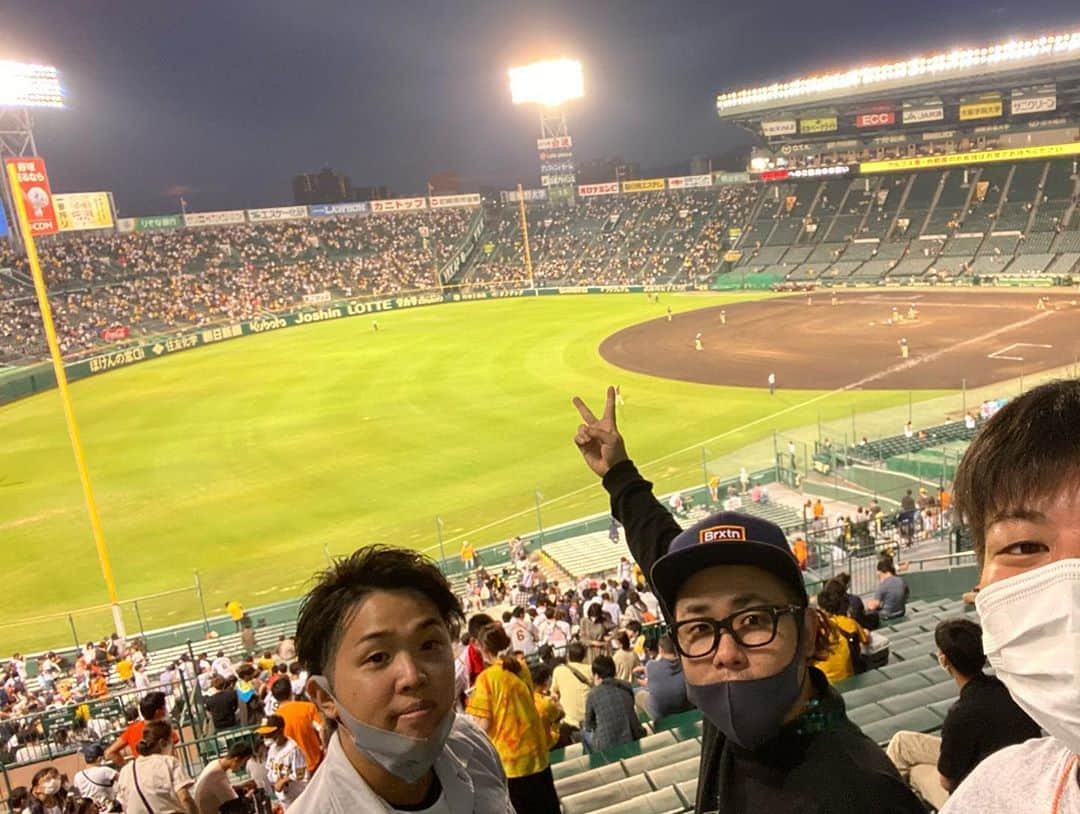 野球YouTuber向さんのインスタグラム写真 - (野球YouTuber向Instagram)「・ 甲子園のナイターが どの景色よりも美しくて草 ・ #プロ野球 #甲子園」10月5日 21時17分 - 89youtuber_muko